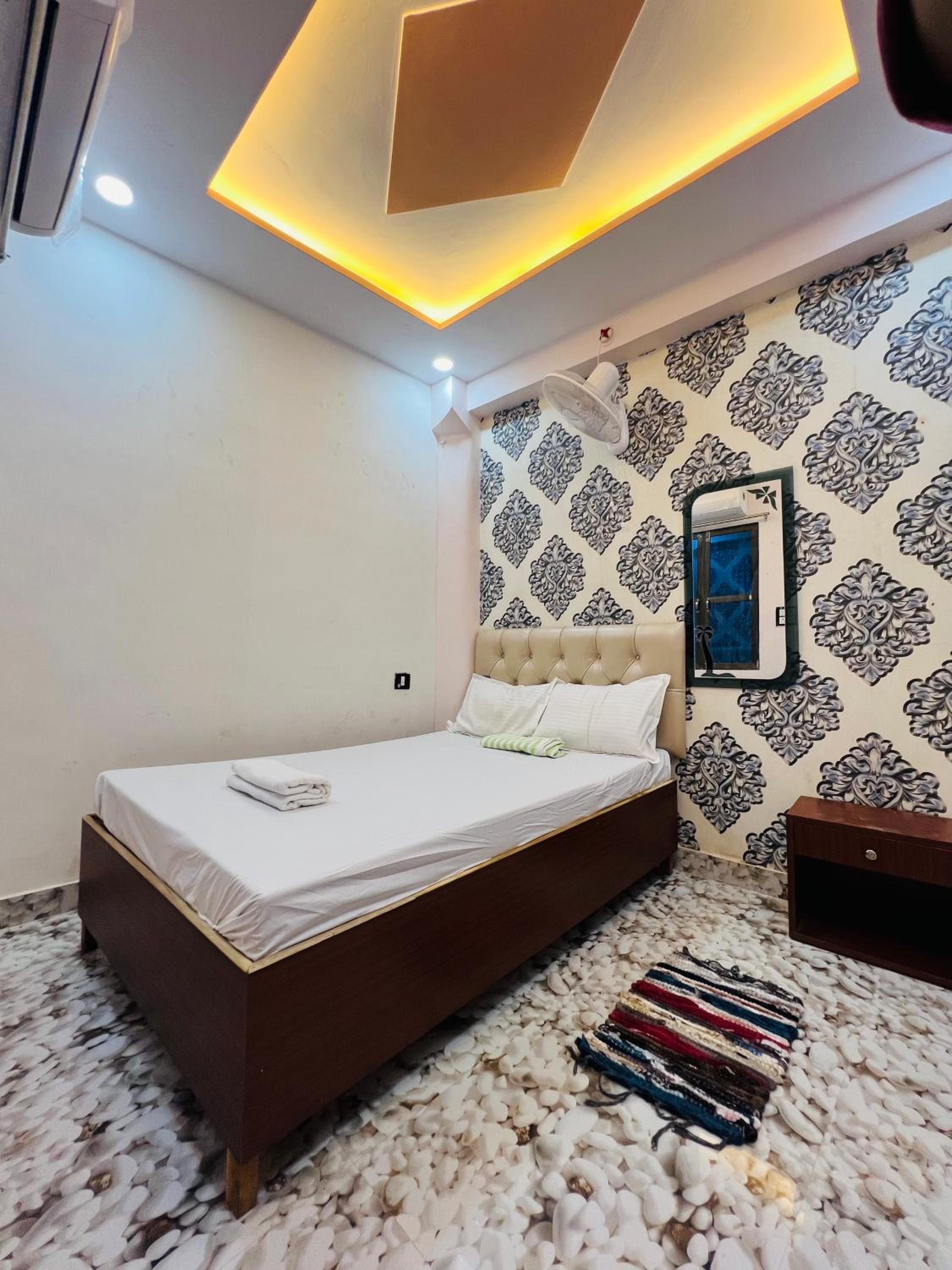 Small Single Room photo 1