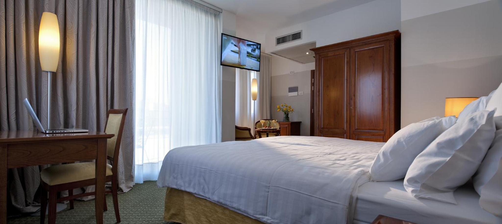 Deluxe Double Room with Balcony photo 2