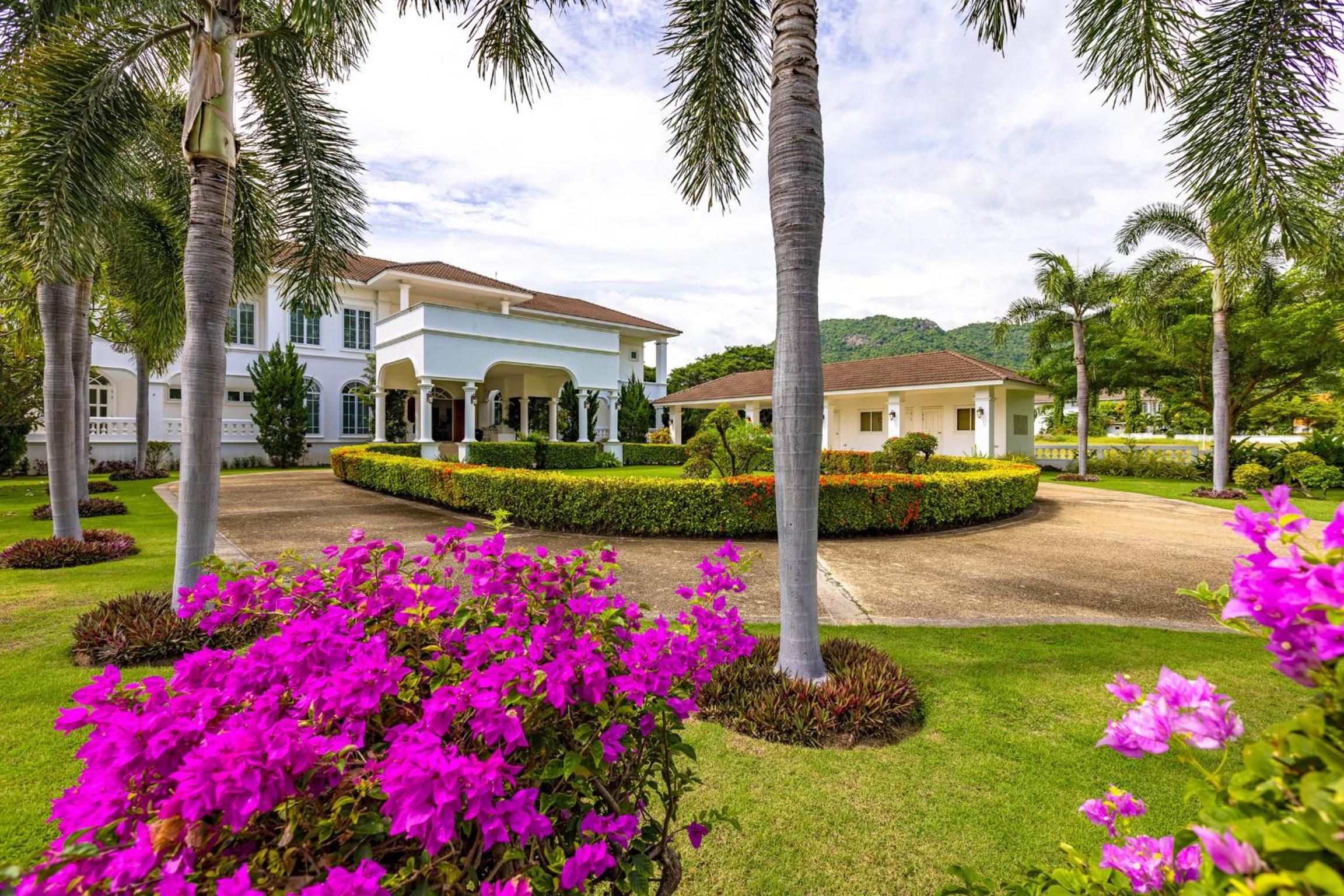 Villa with Private Pool - Photo 50