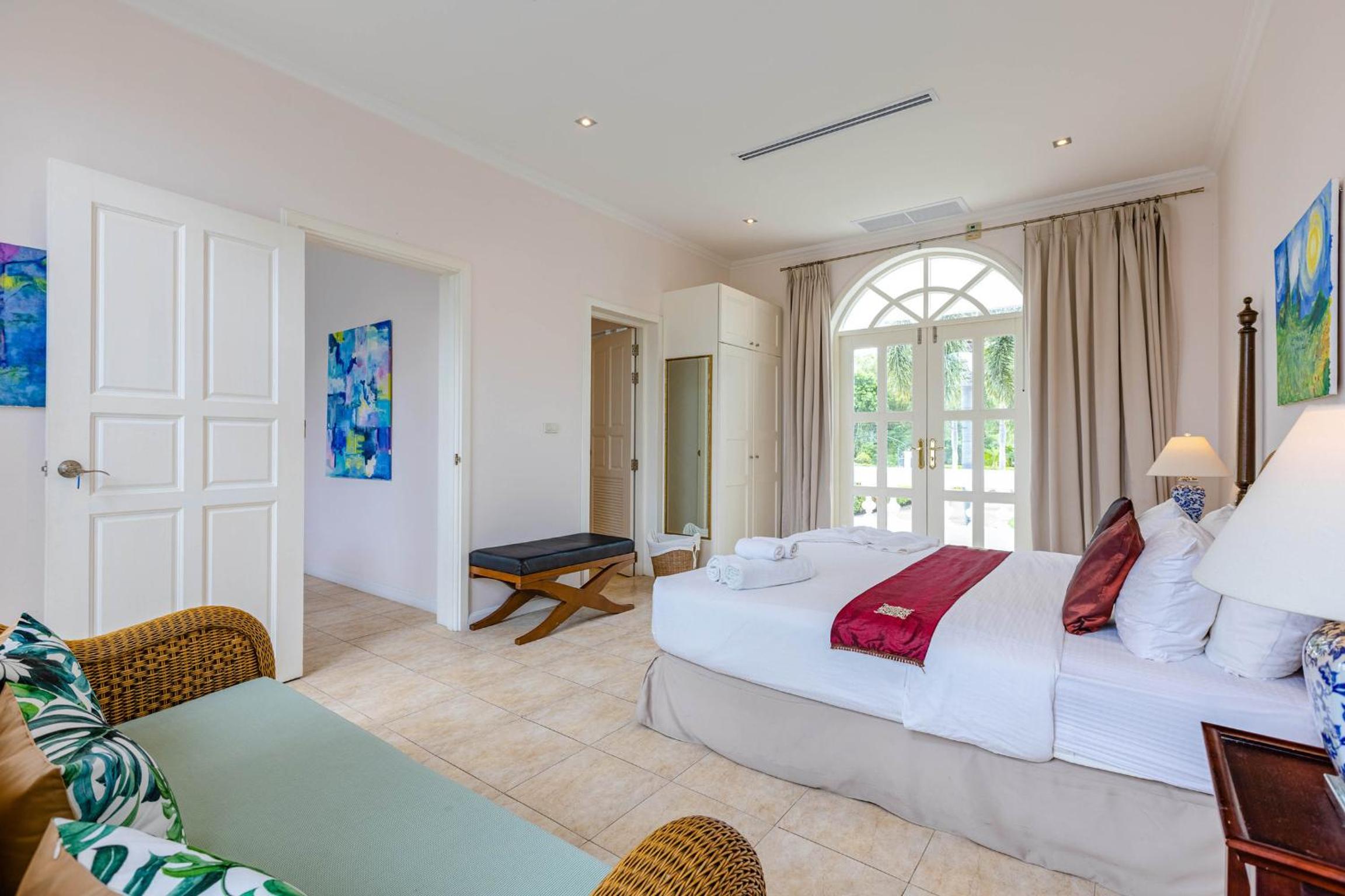 Villa with Private Pool - Photo 41