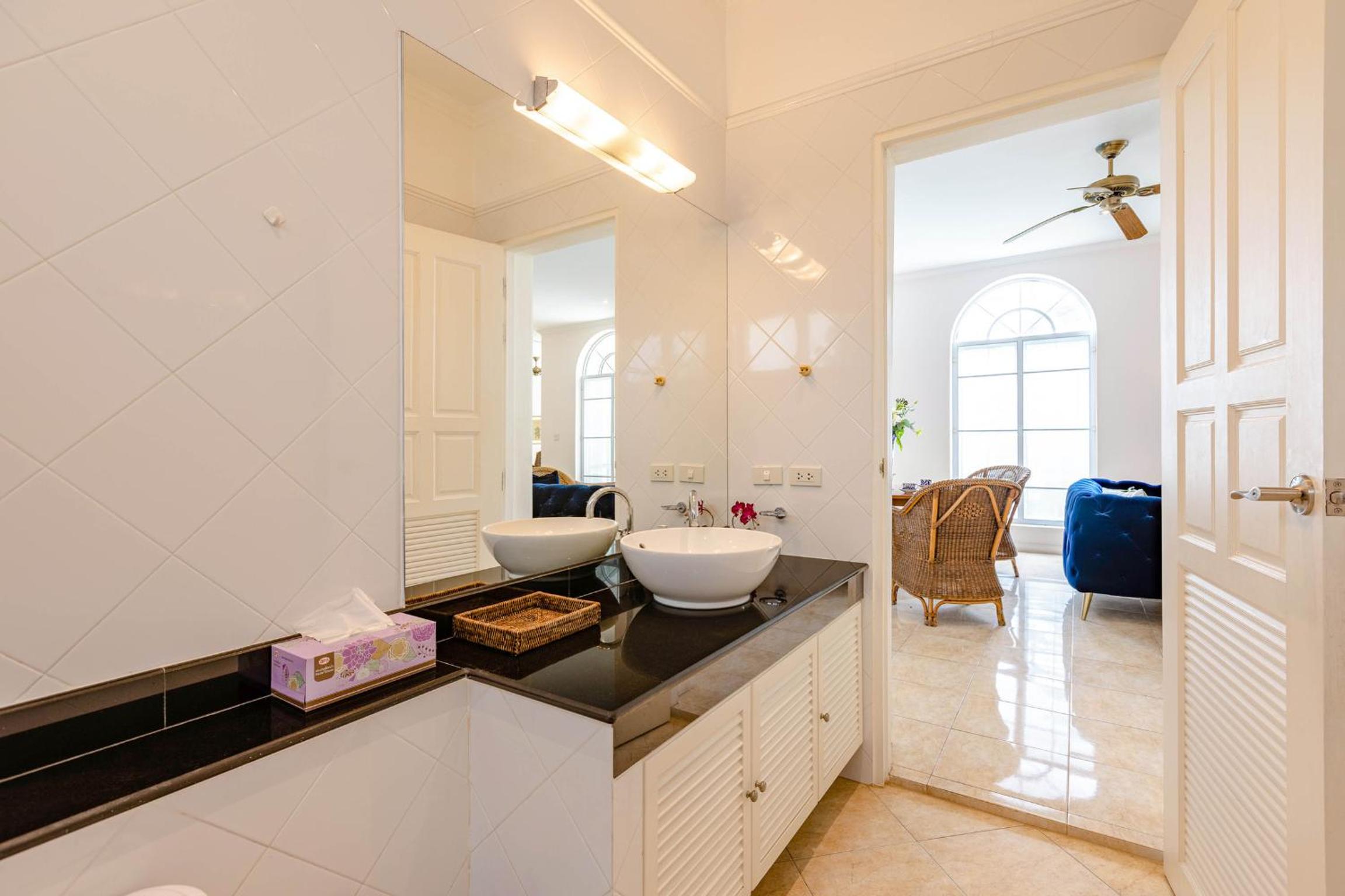Villa with Private Pool - Photo 39