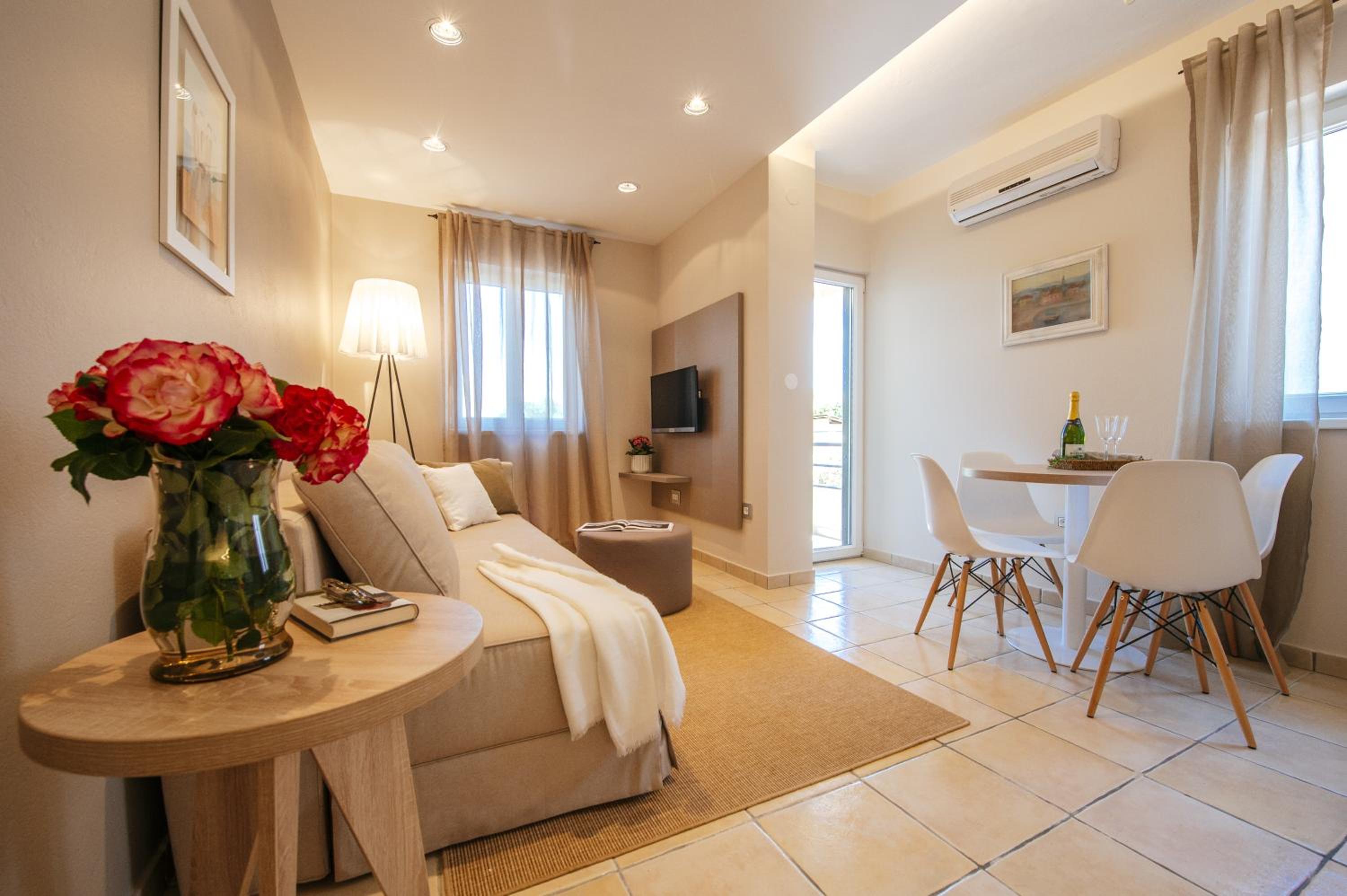 Deluxe One-Bedroom Apartment with Balcony  photo 2