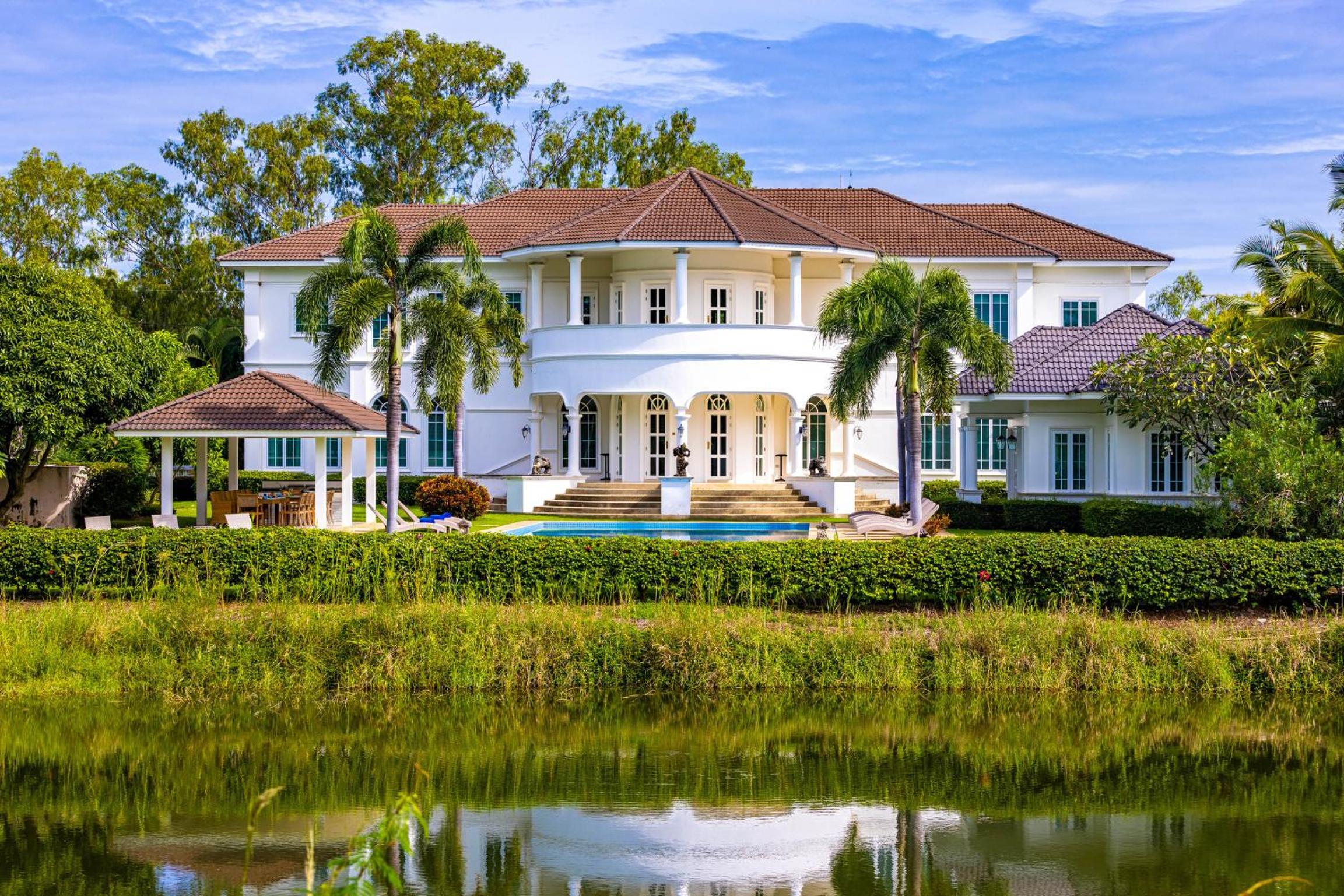 Villa with Private Pool - Photo 38