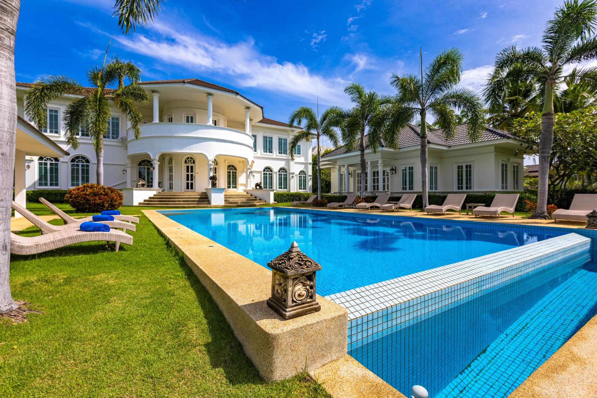 Villa with Private Pool - Photo 36