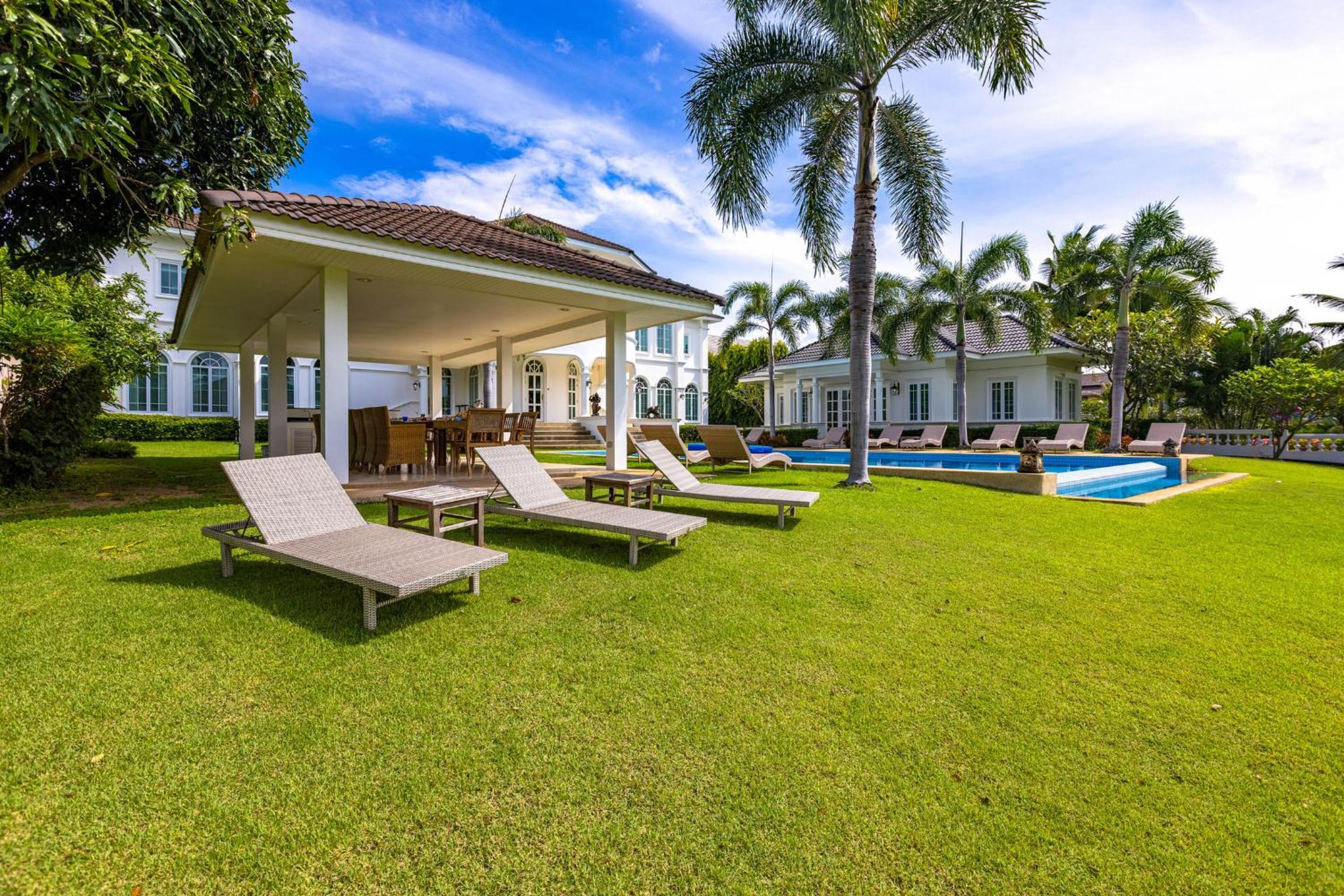 Villa with Private Pool - Photo 35
