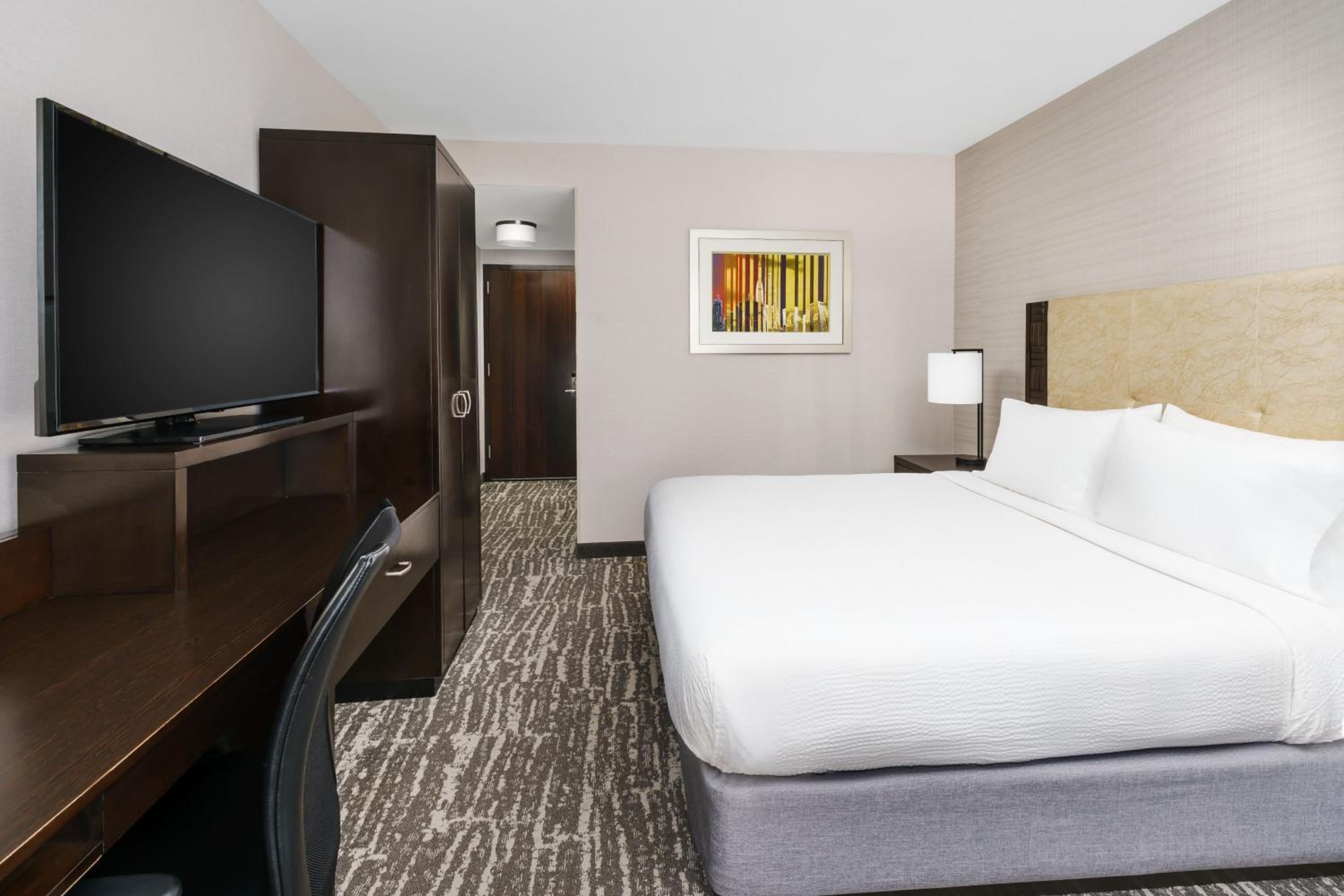 King Room with Roll-In Shower and Transfer Shower - Mobility Access/Hearing Accessible