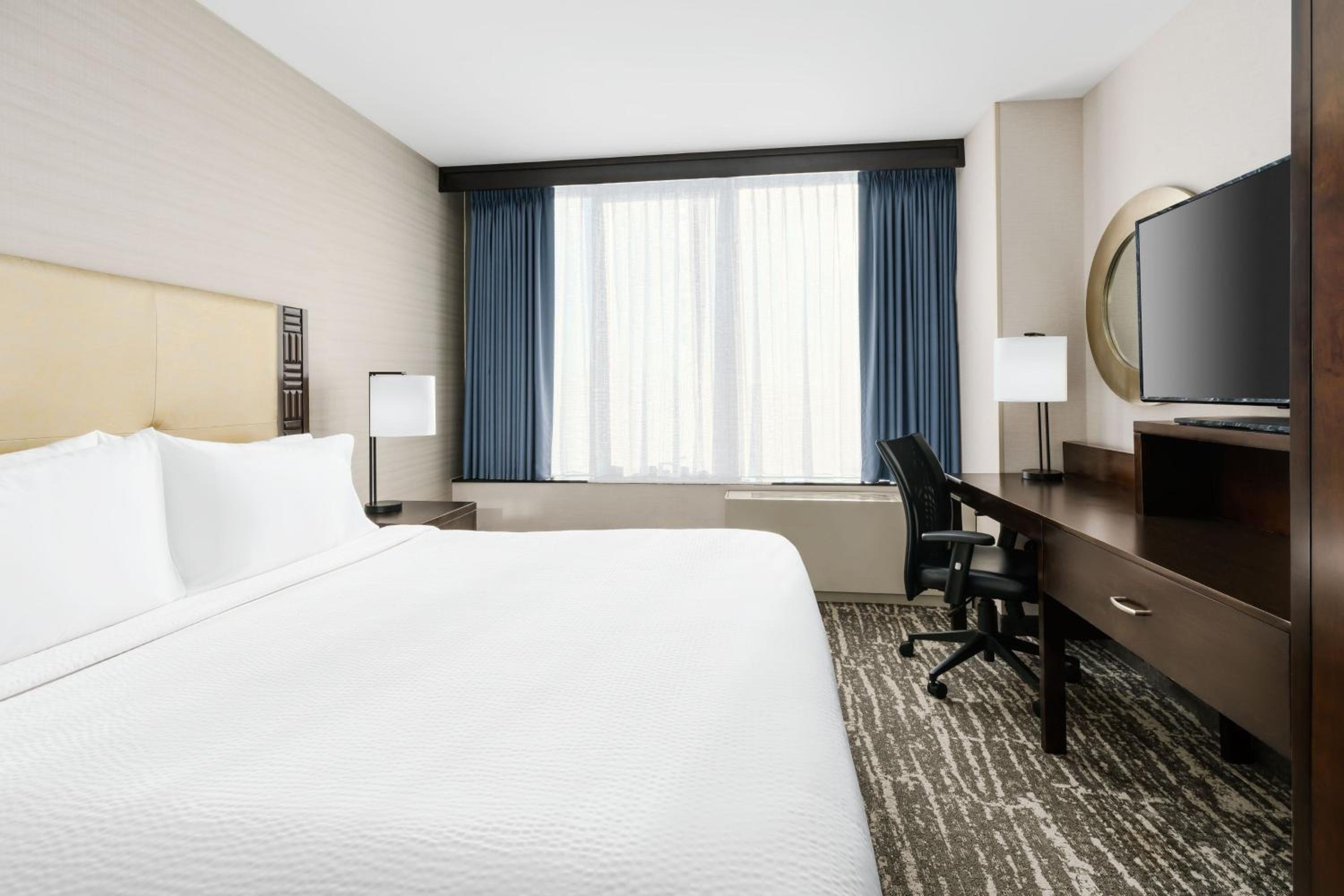 King Room with Roll-In Shower and Transfer Shower - Mobility Access/Hearing Accessible