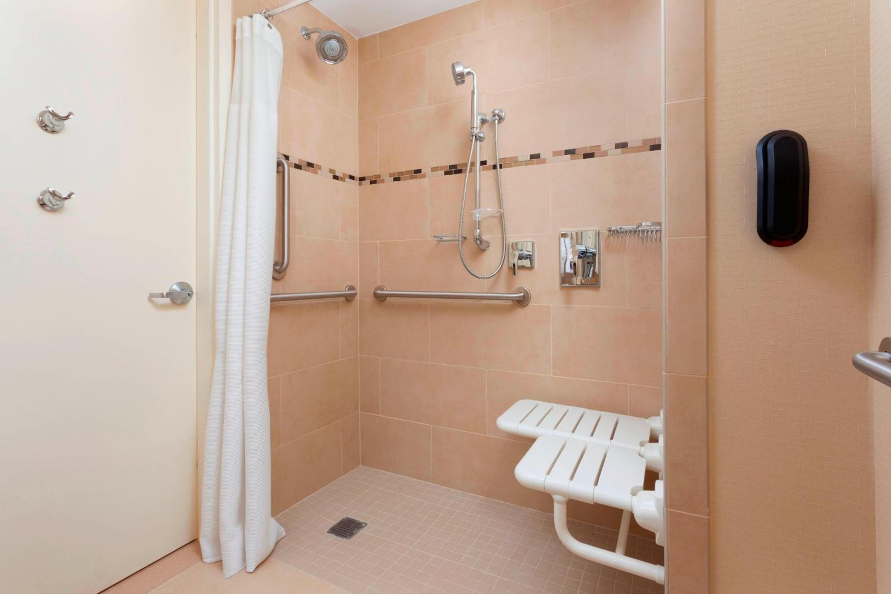 King Room with Roll-In Shower and Transfer Shower - Mobility Access/Hearing Accessible thumbnail 5