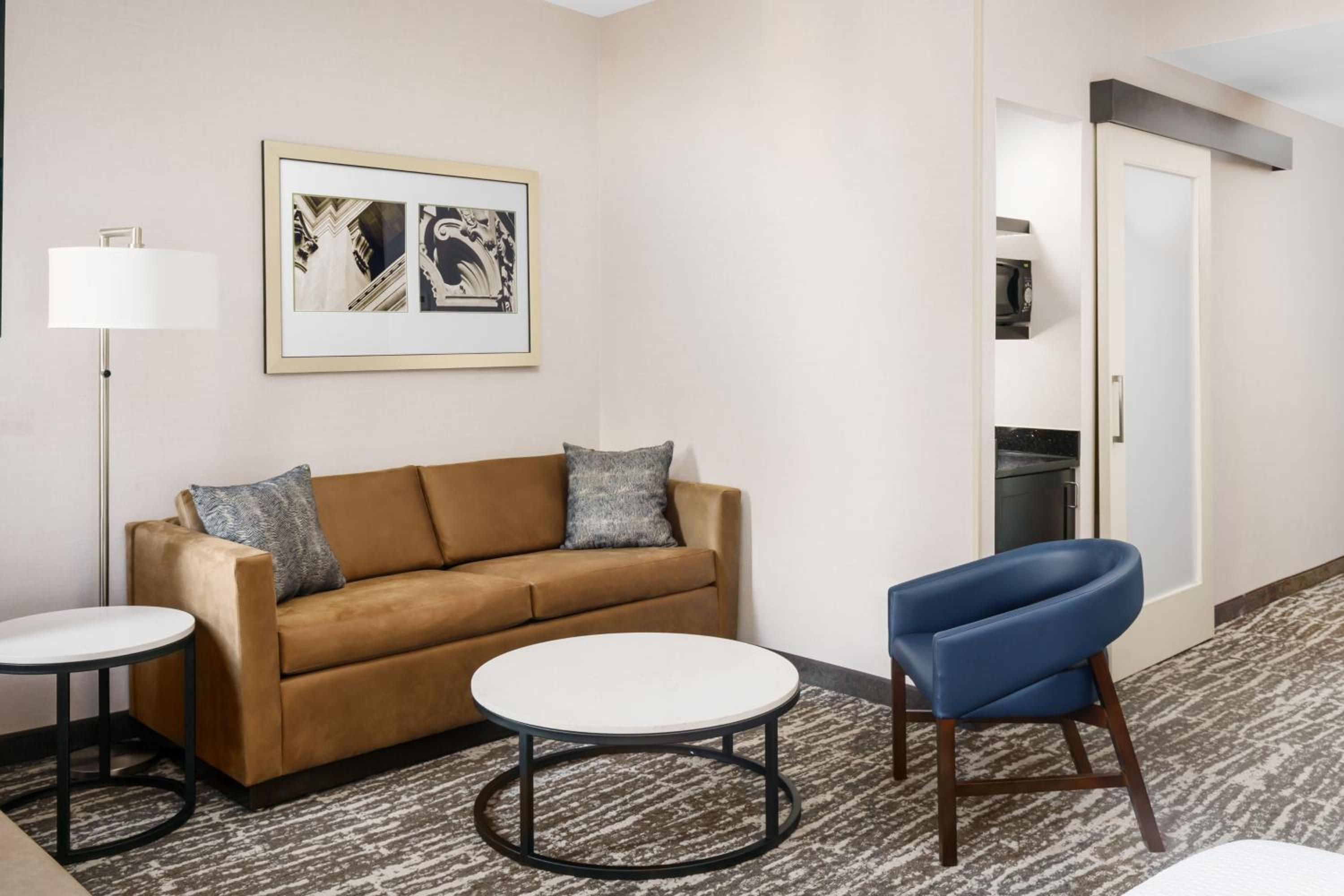 One-Bedroom Queen Suite with Two Queen Beds, Bathtub and Sofa Bed - Mobility Access/Hearing Accessible