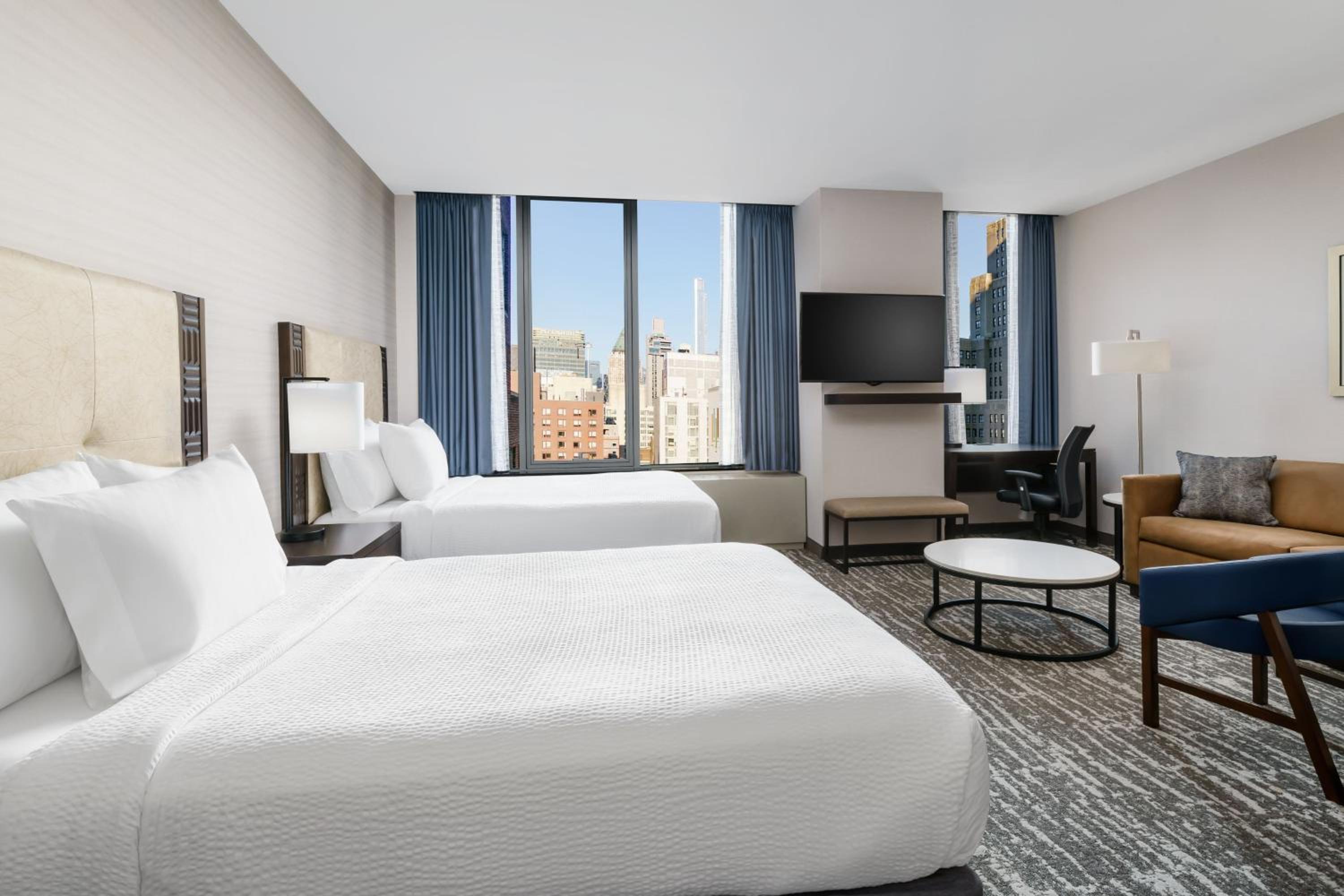 One-Bedroom Queen Suite with Two Queen Beds, Bathtub and Sofa Bed - Mobility Access/Hearing Accessible