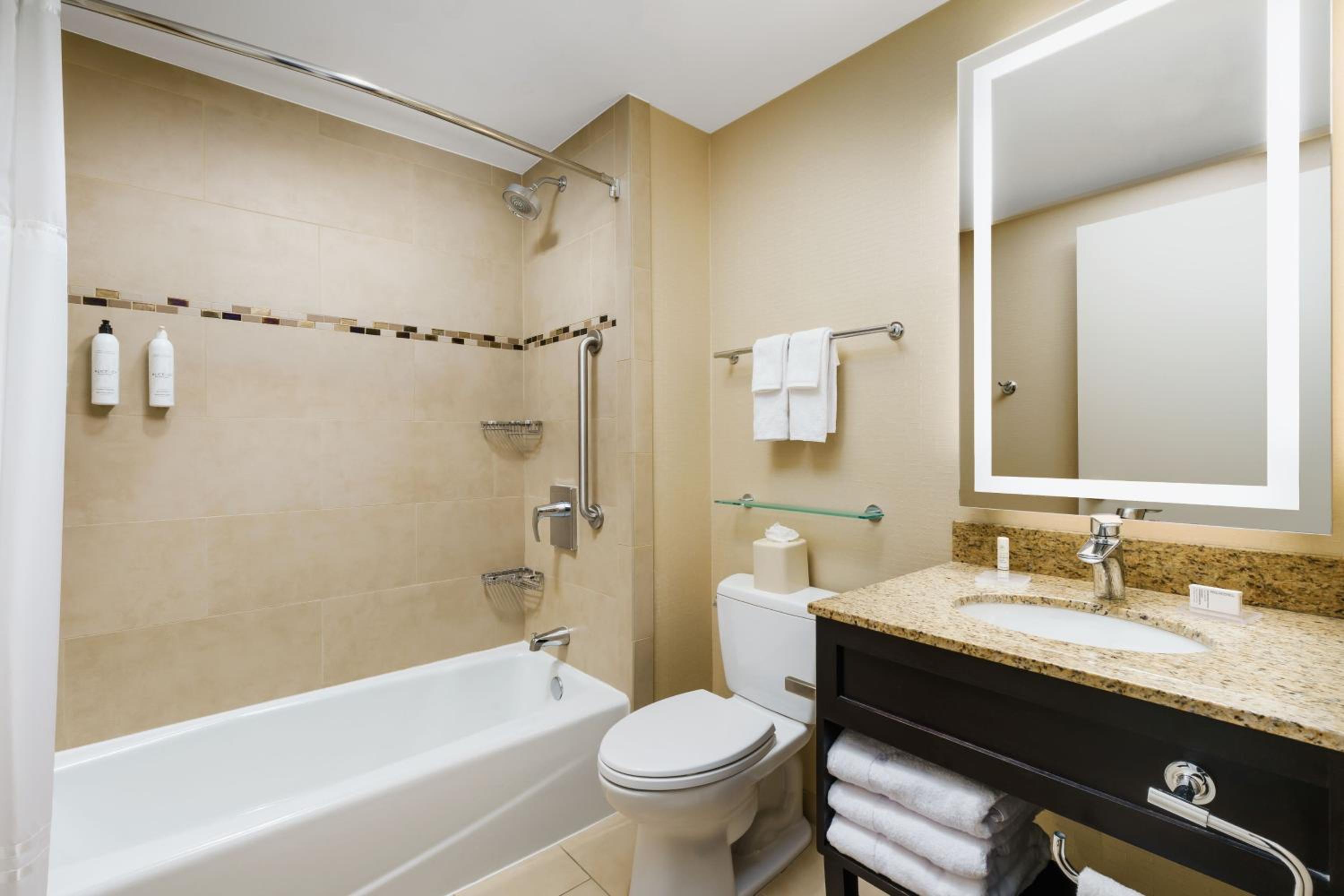 One-Bedroom Queen Suite with Two Queen Beds, Bathtub and Sofa Bed - Mobility Access/Hearing Accessible