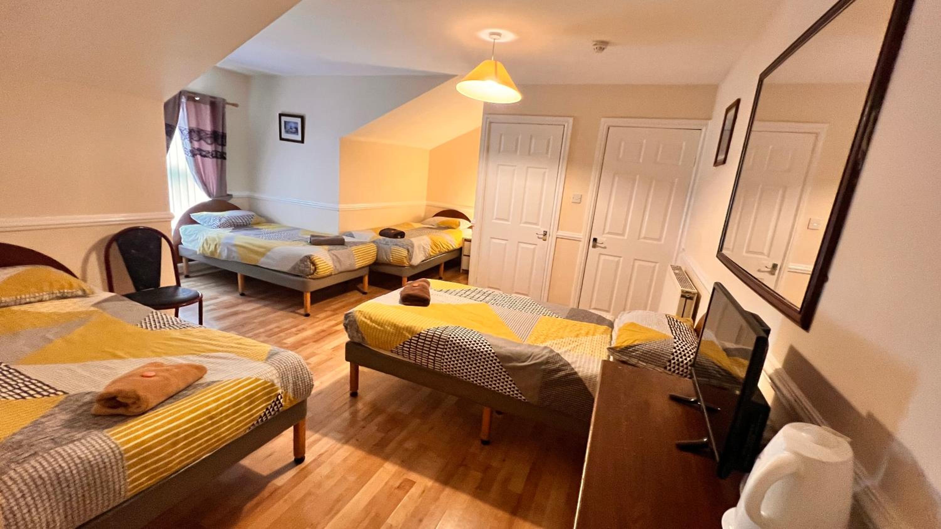 Family Room (4 Adults) - Photo 3