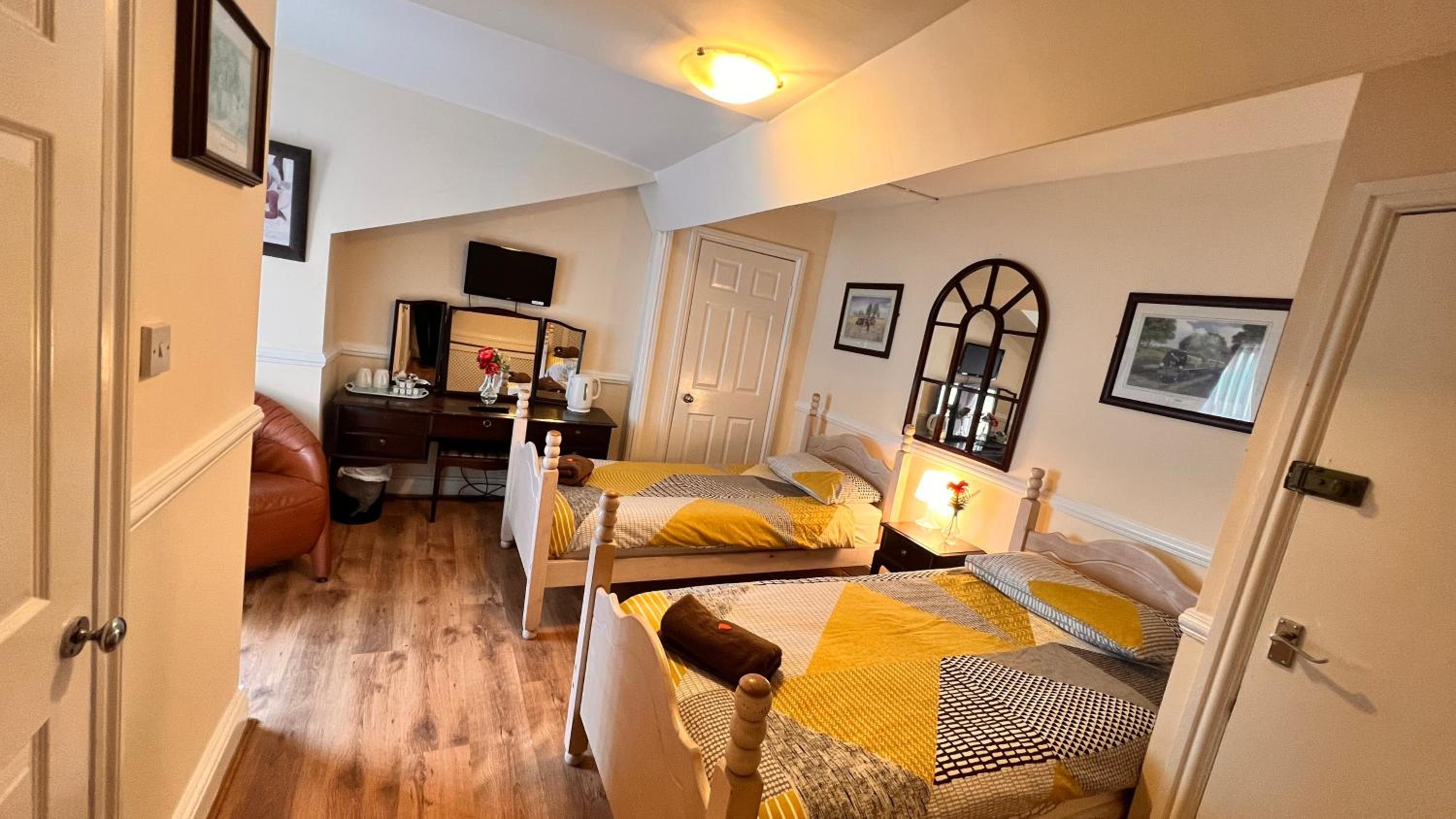 Twin Room with Private Bathroom - Photo 1