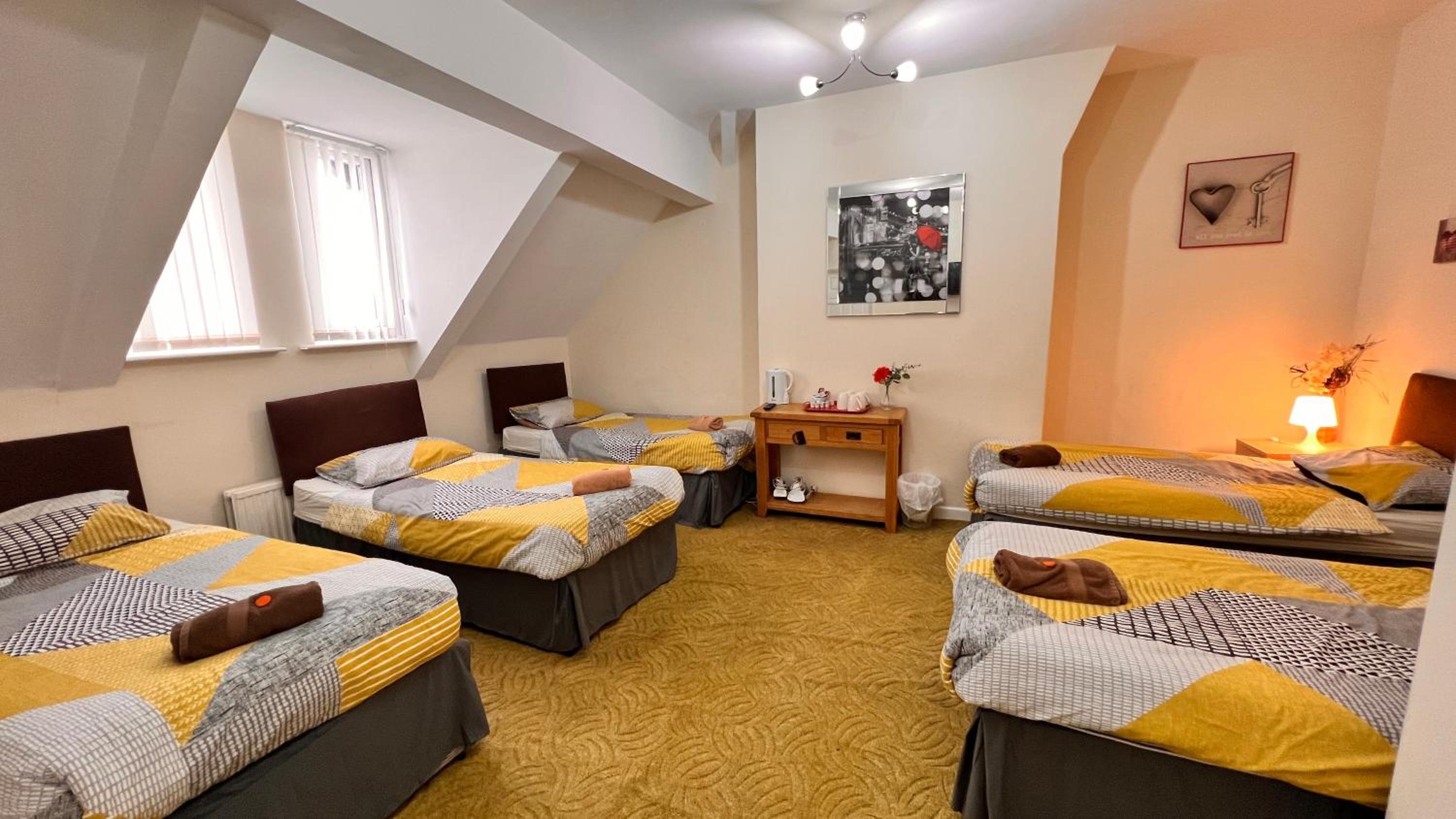 Family Room (5 Adults) - Photo 1