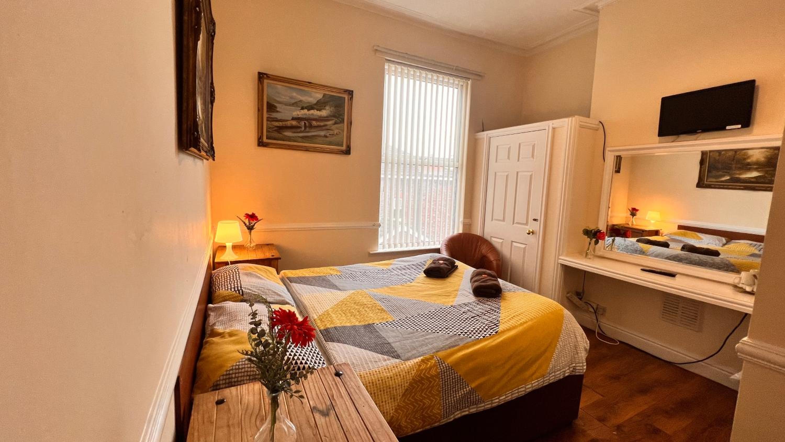 Double Room with Private Bathroom - Photo 2