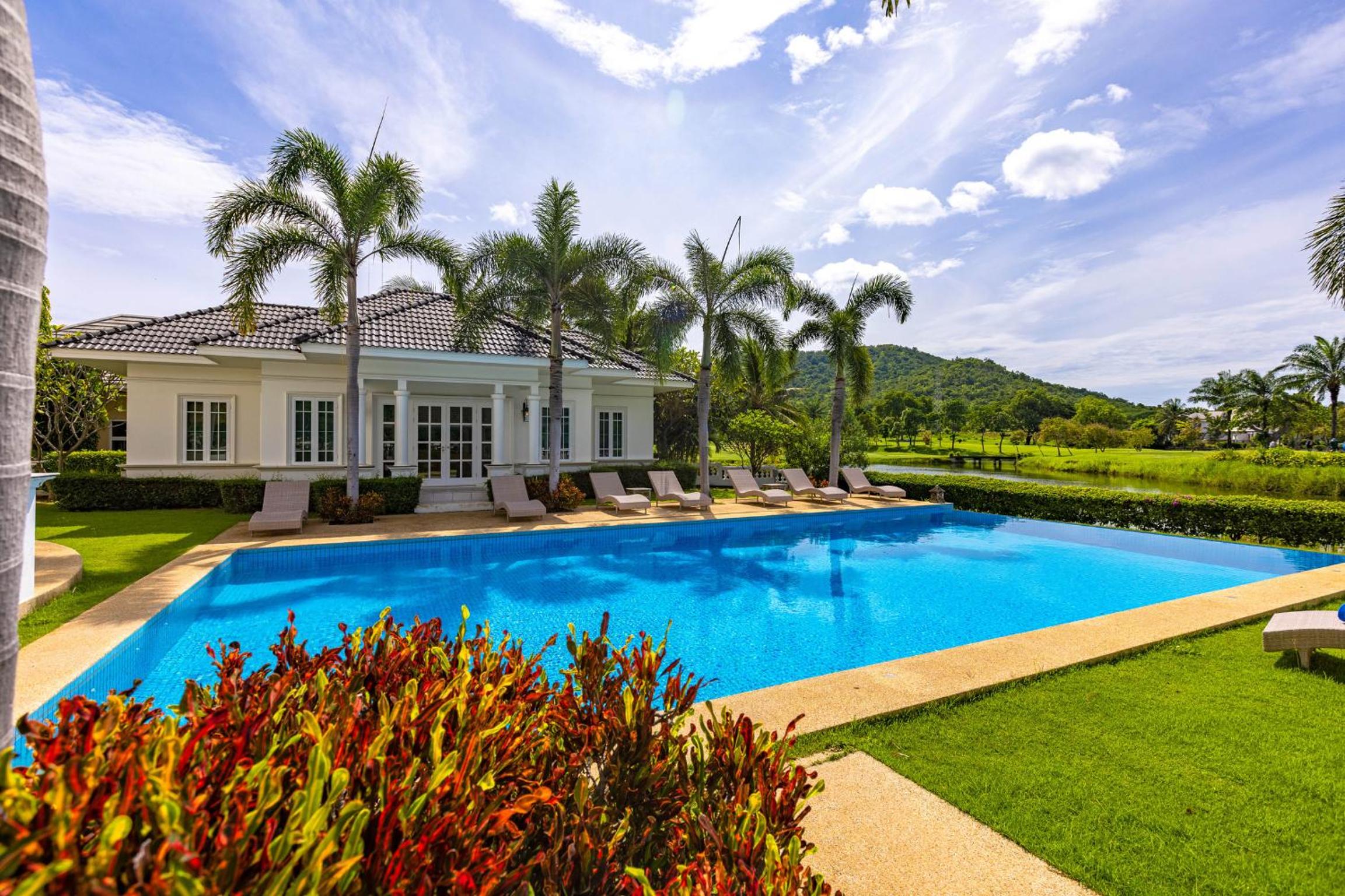 Villa with Private Pool - Photo 11