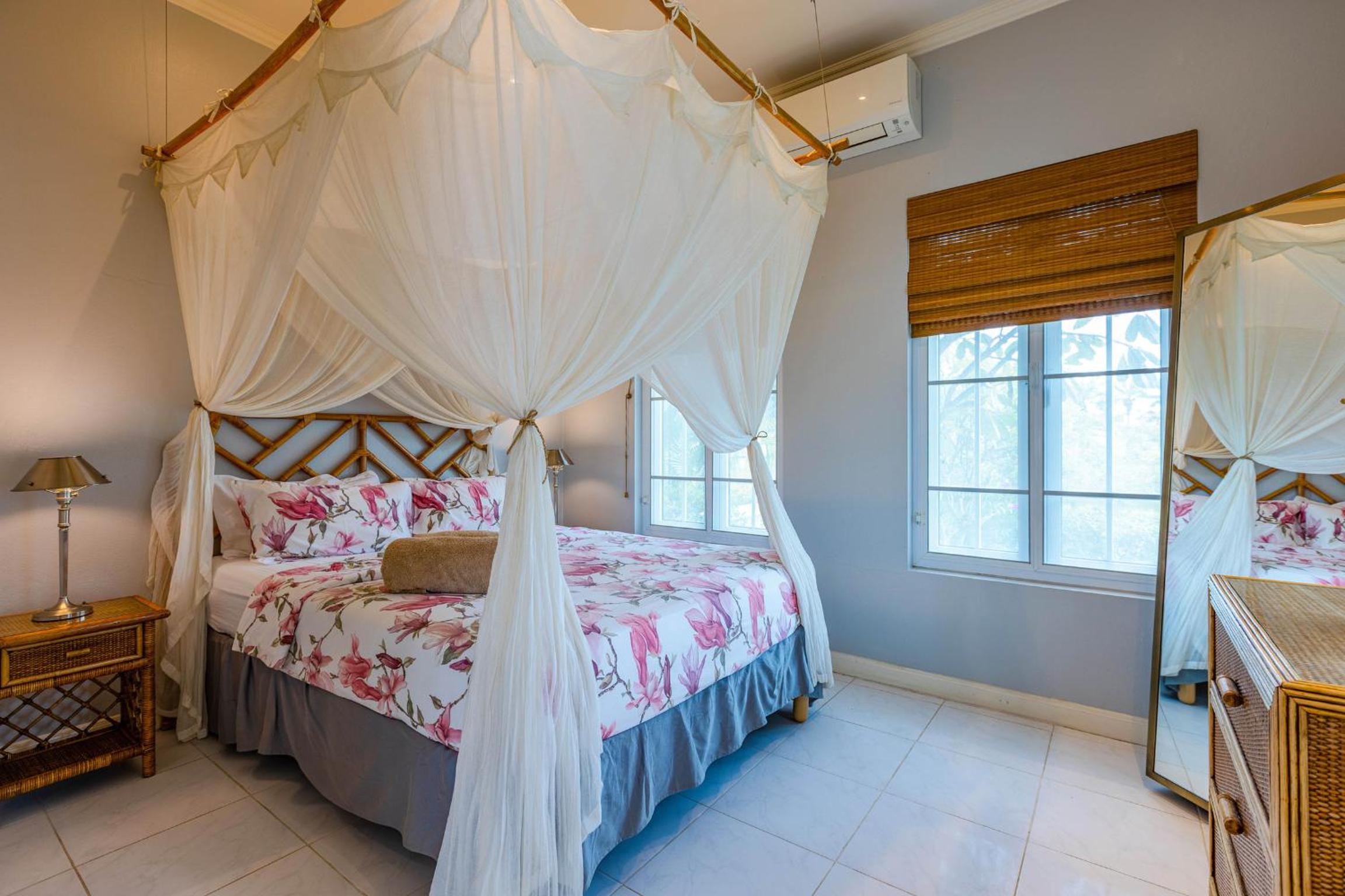 Villa with Private Pool - Photo 10