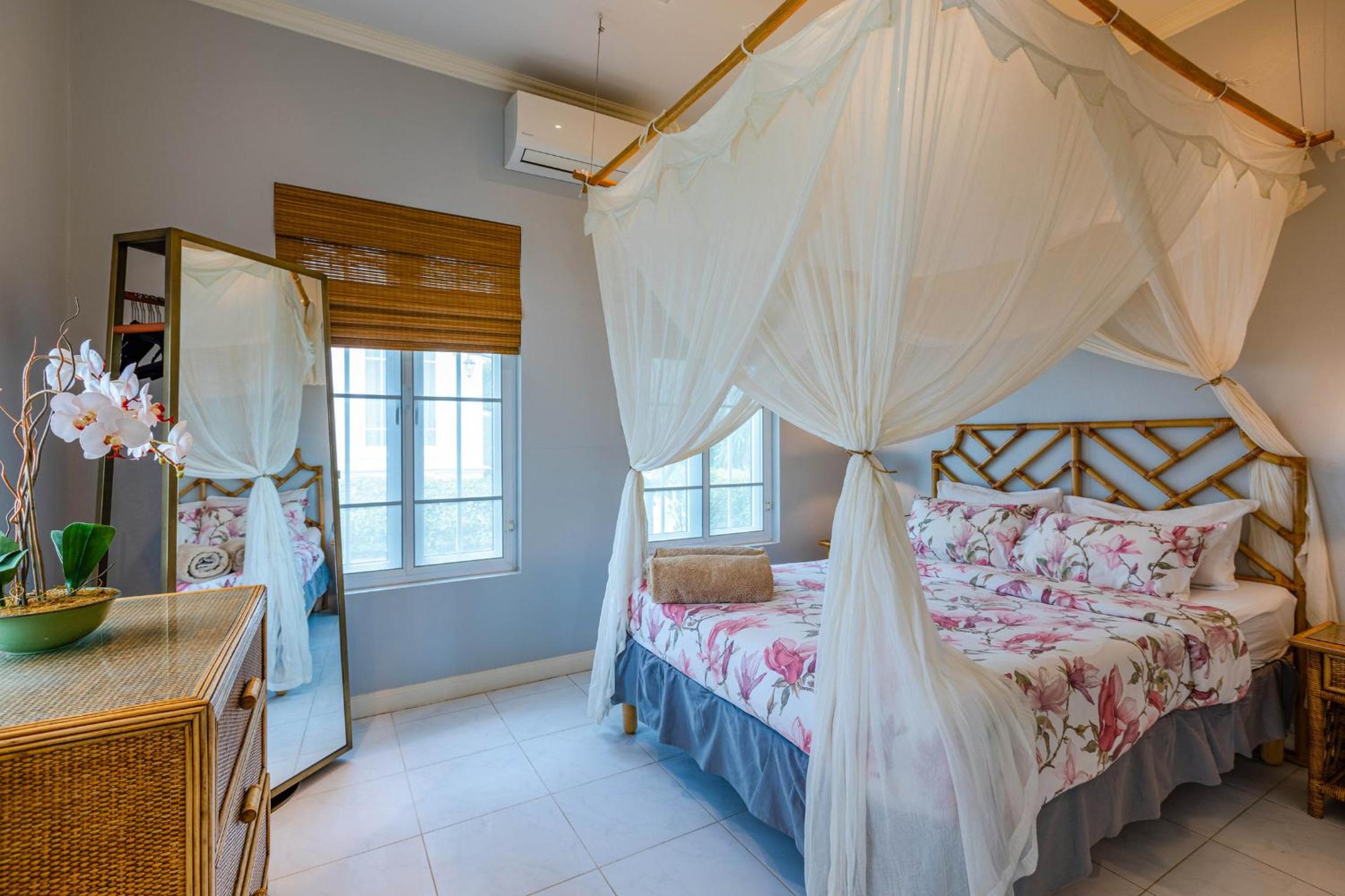 Villa with Private Pool - Photo 8