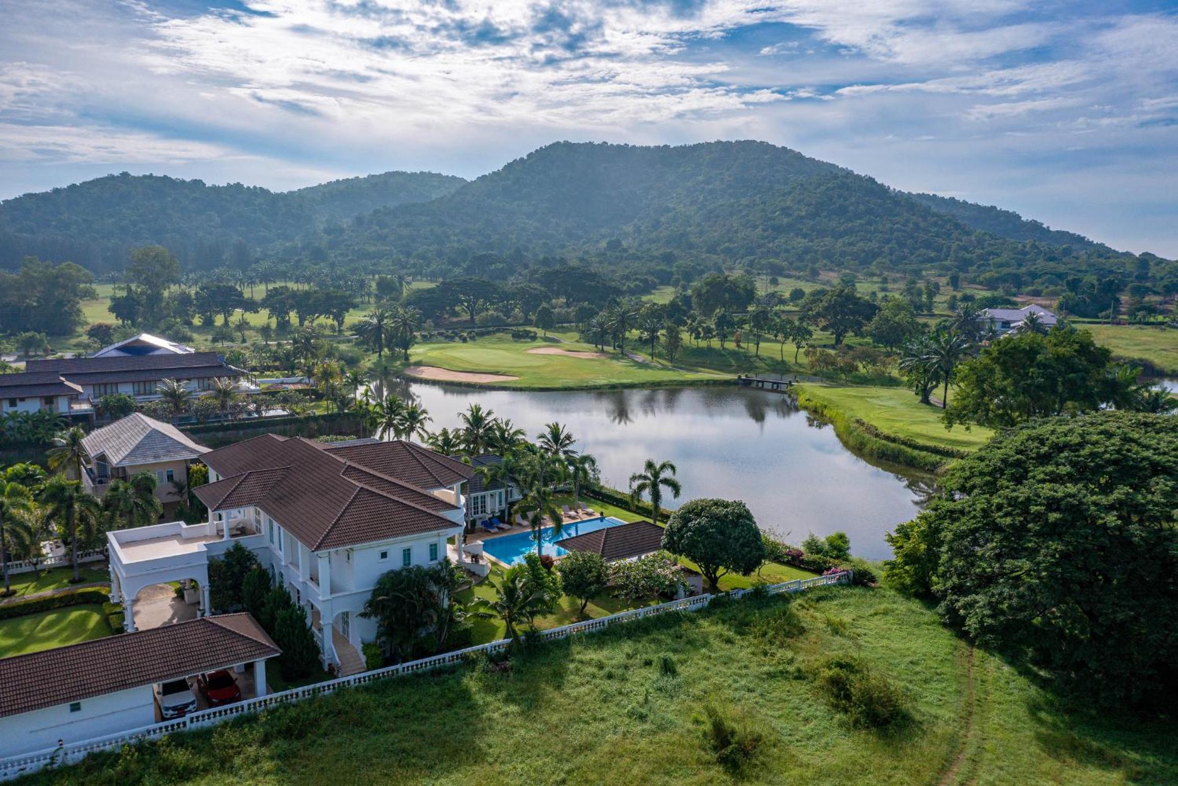 Villa with Private Pool - Photo 2