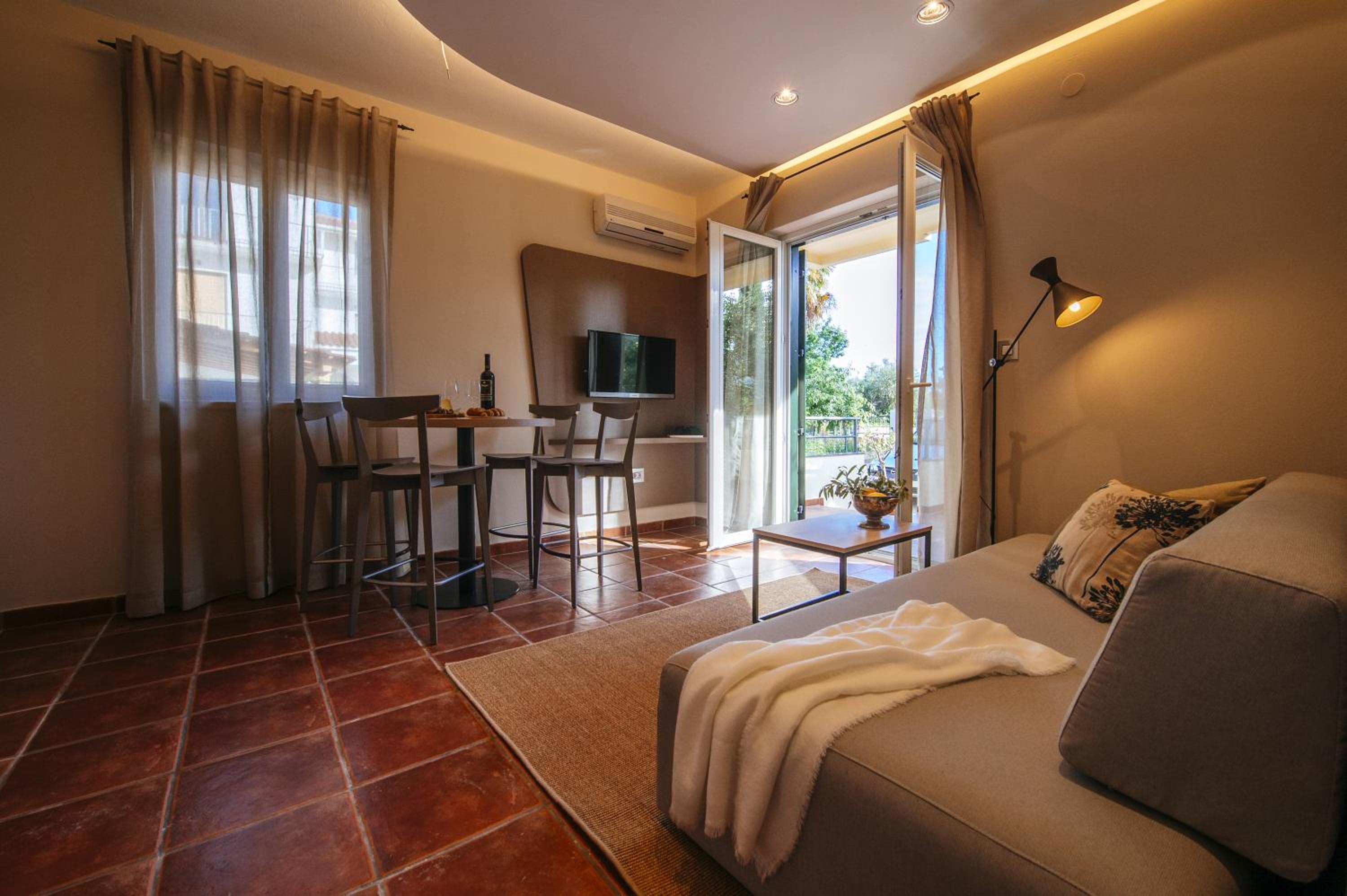 Deluxe One-Bedroom Apartment with Balcony  photo 3