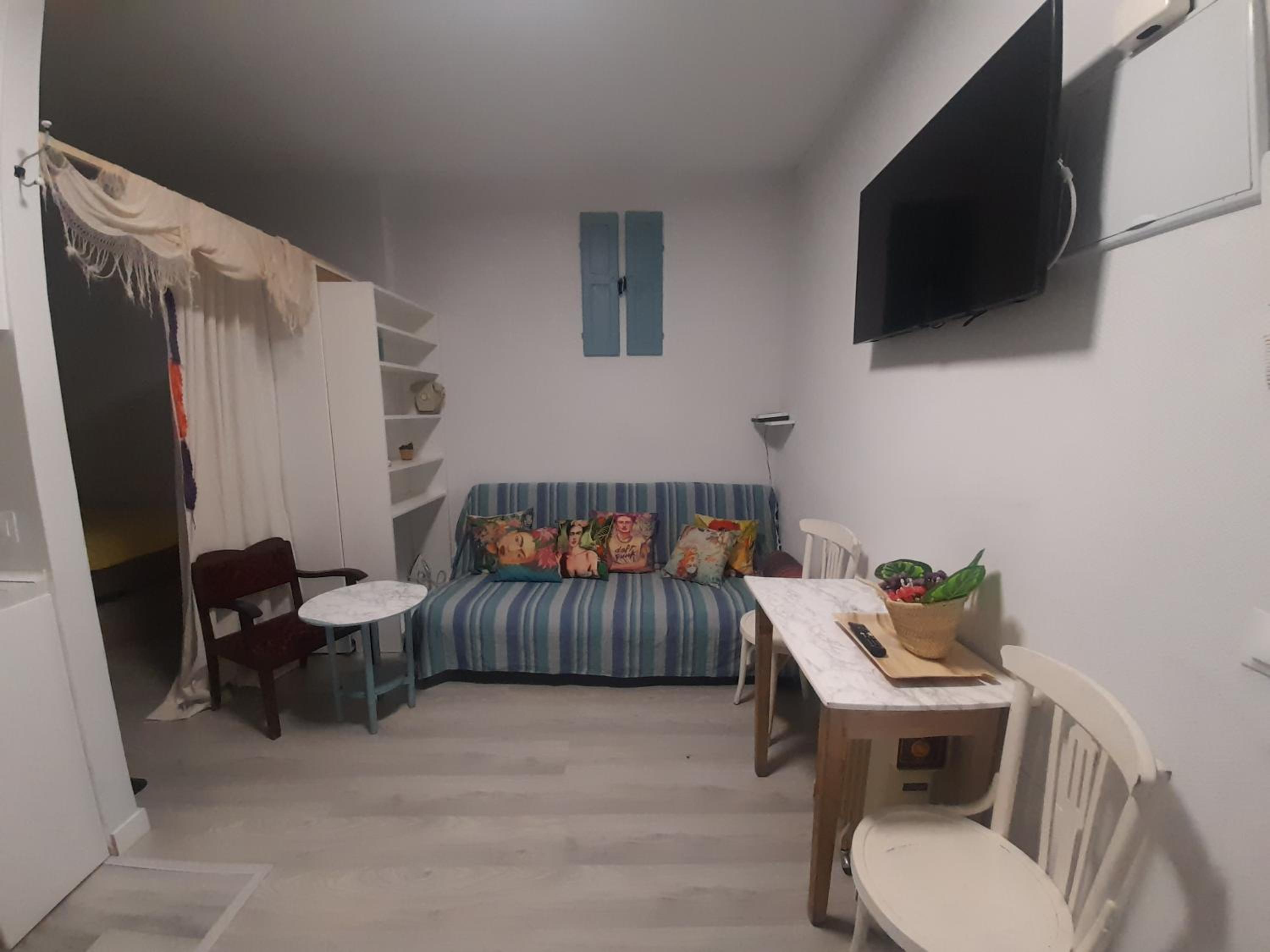One-Bedroom Apartment photo 2