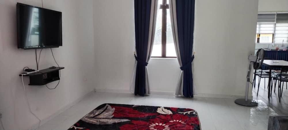 Three-Bedroom House photo 2