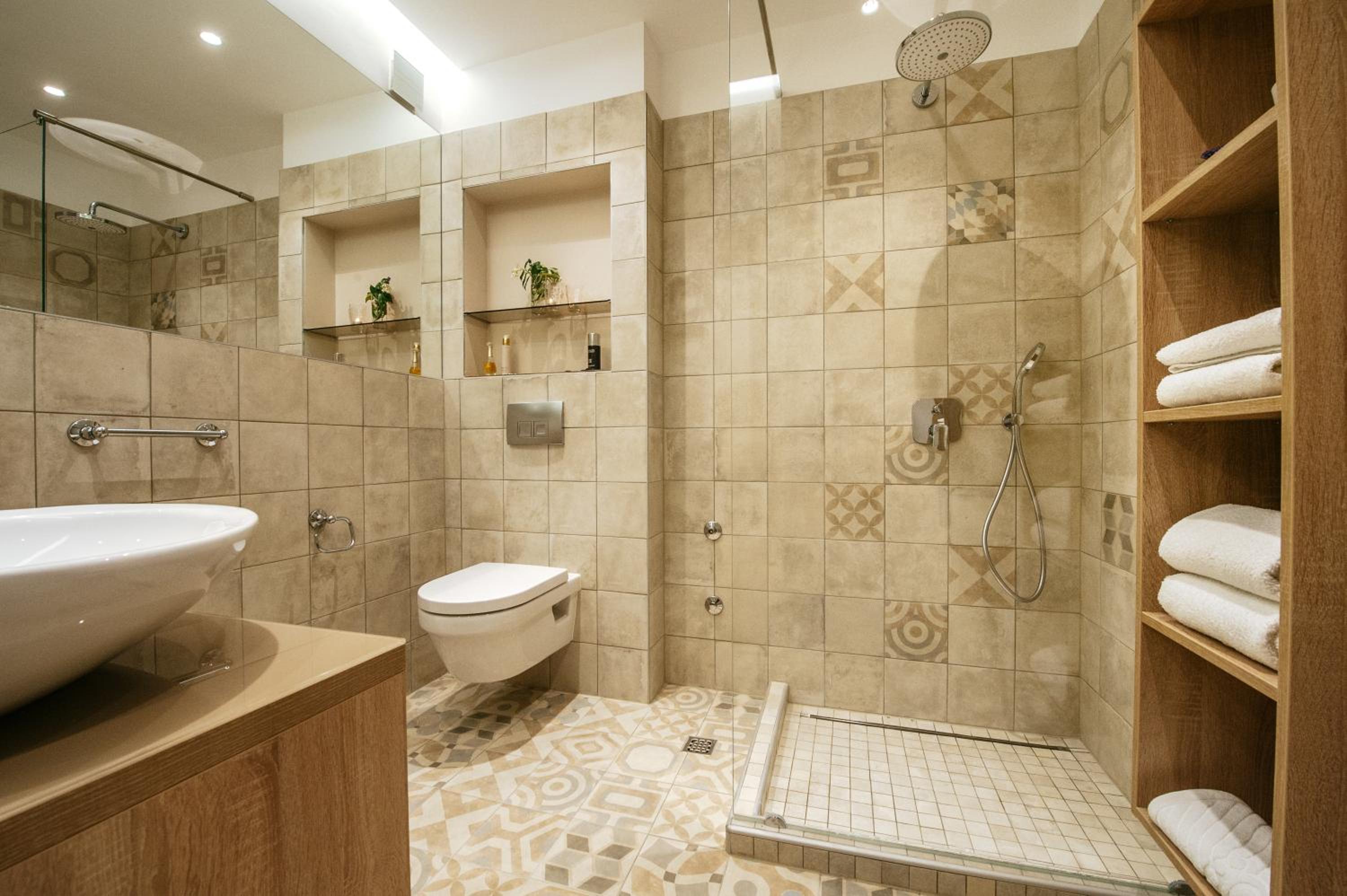 Deluxe One-Bedroom Apartment with Balcony (2 Adults+ 2 Children) - Photo 8