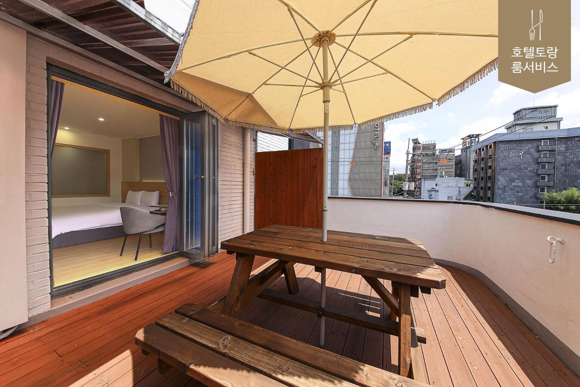 Suite with Terrace - Photo 13