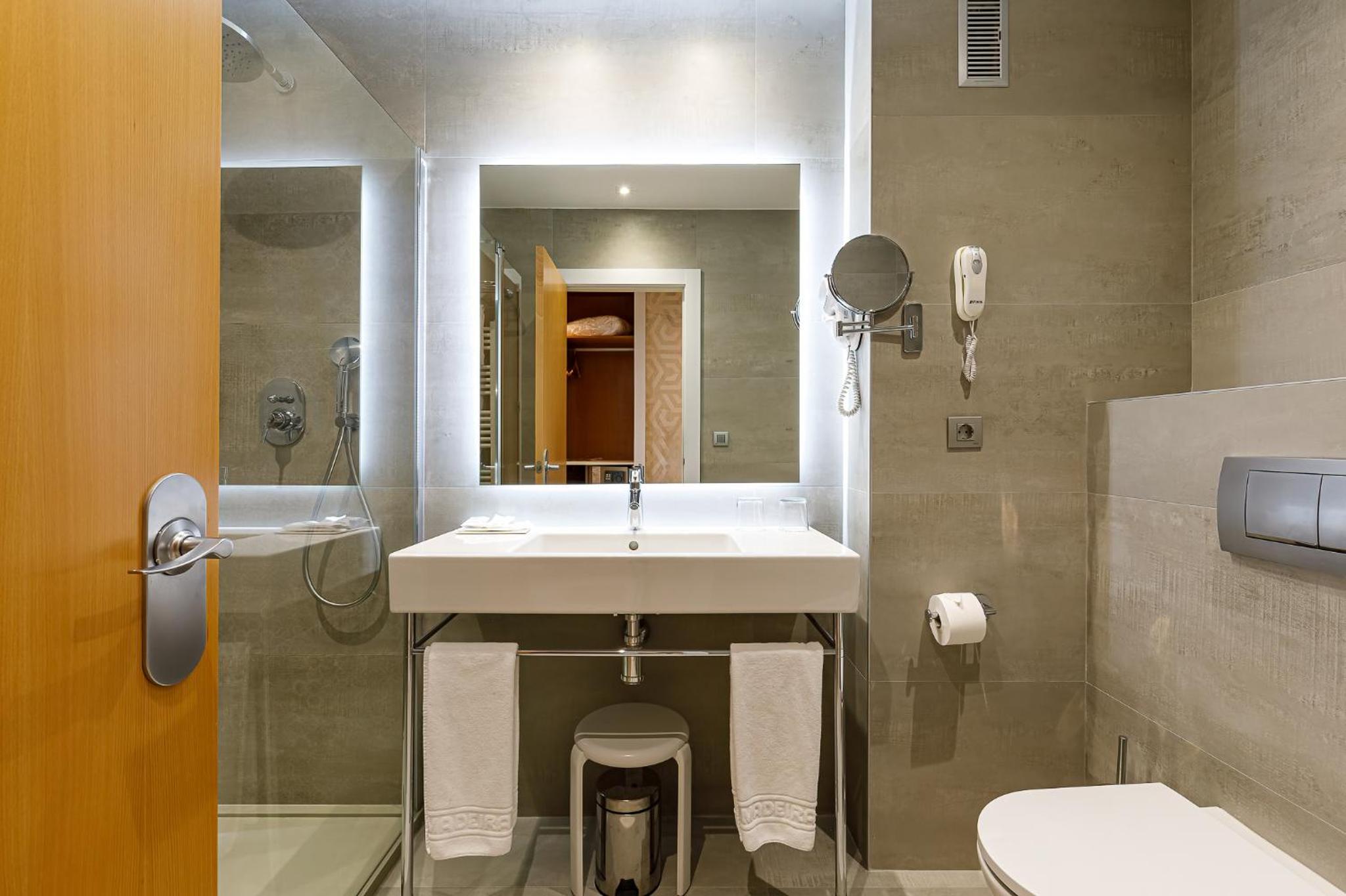 Deluxe Twin Room with Terrace and Sea View (1 Adult)