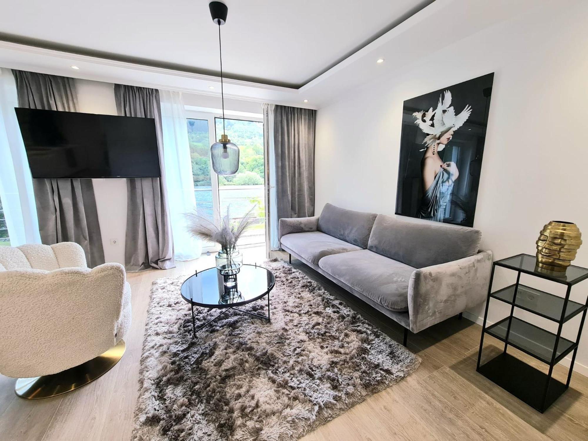 One-Bedroom Apartment photo 1