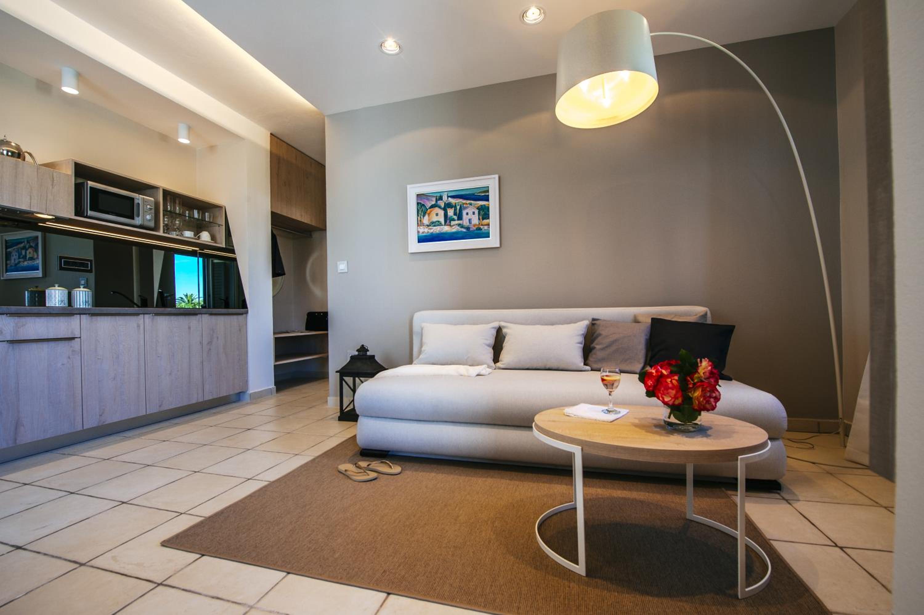 Deluxe One-Bedroom Apartment with Balcony (2 Adults+ 2 Children) - Photo 7