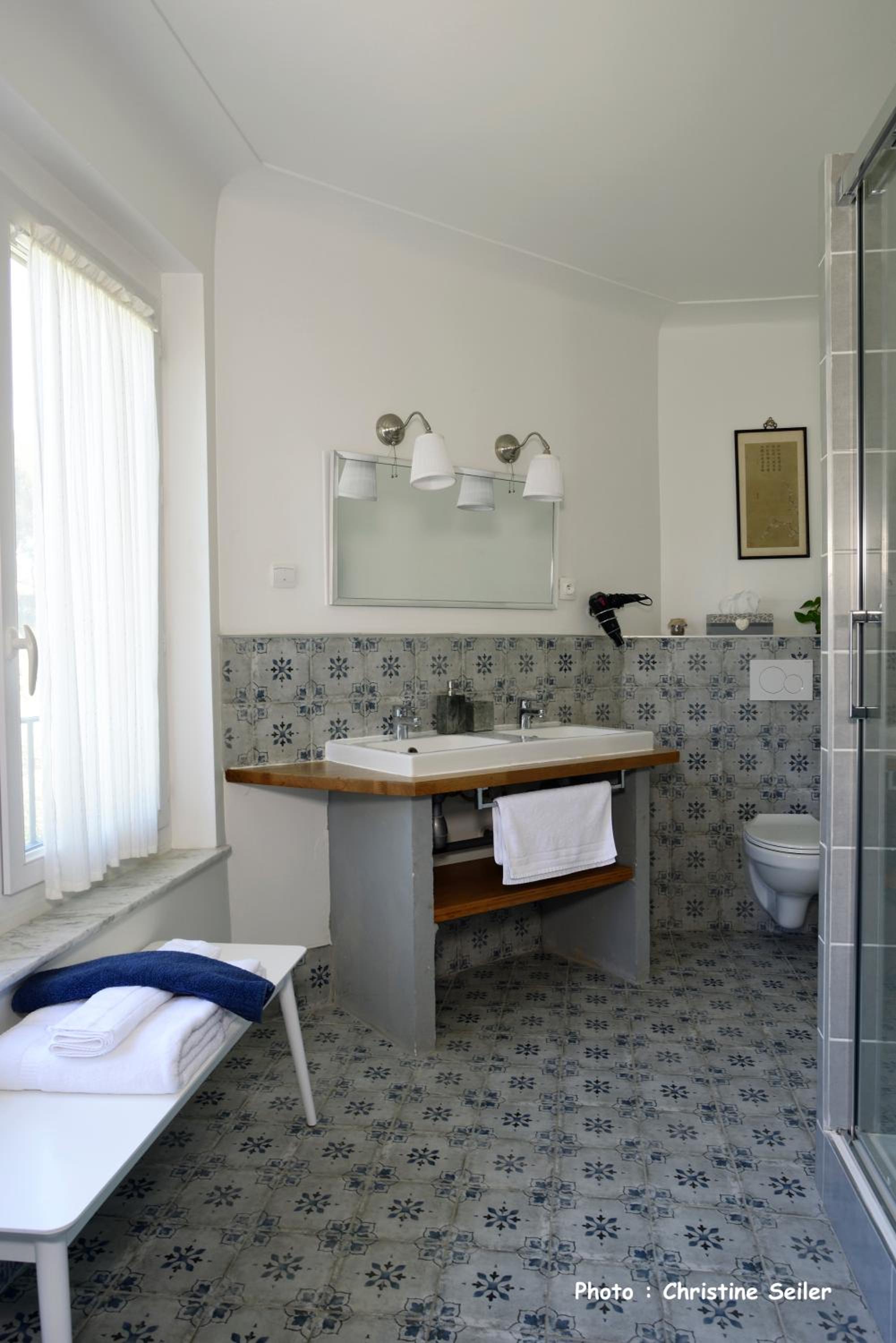 Suite with Private Bathroom photo 3