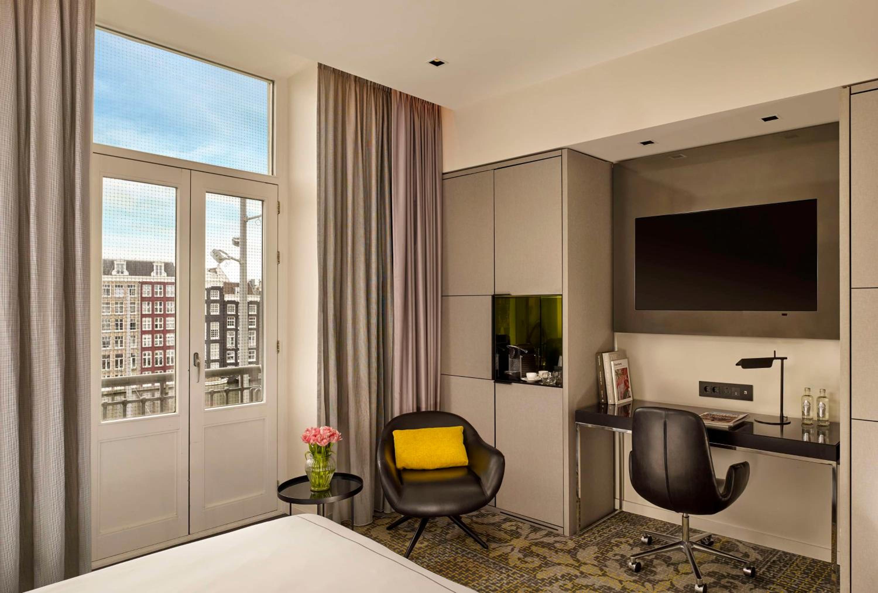 Superior King Room with Canal View - Photo 1