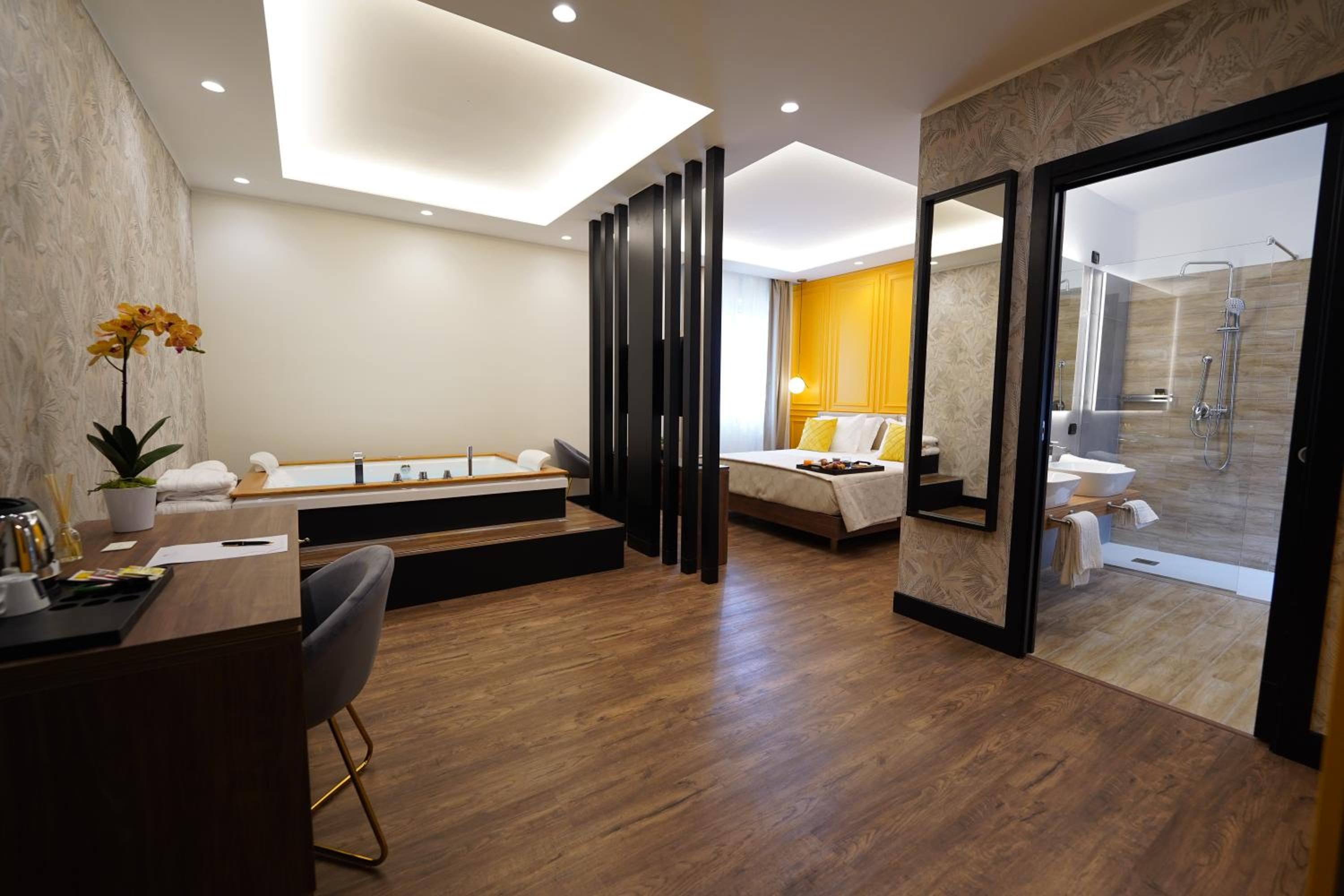 Suite with Hot Tub photo 1