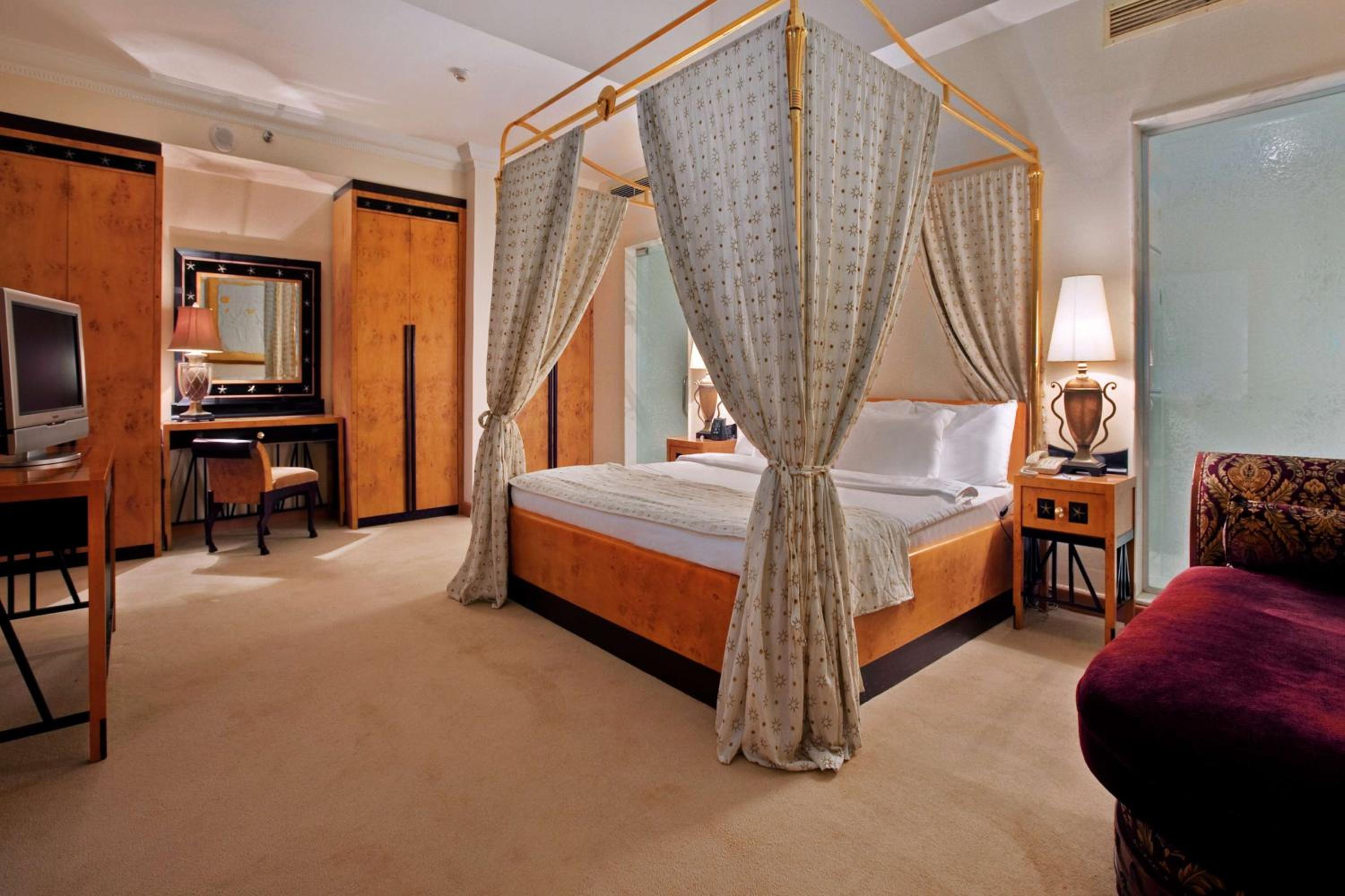 Royal Suite thumbnail 5