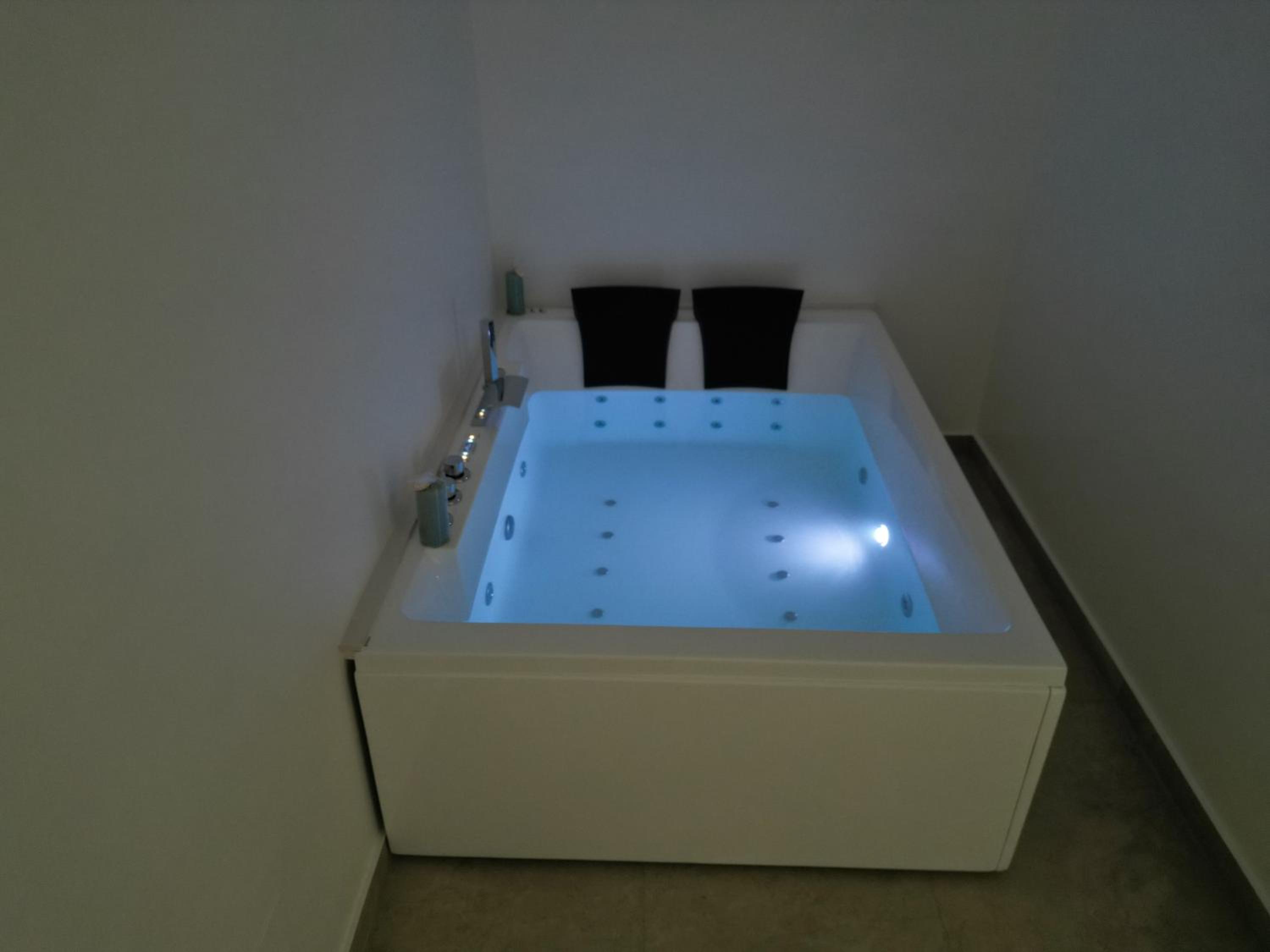 King Room With Spa Bath photo 1