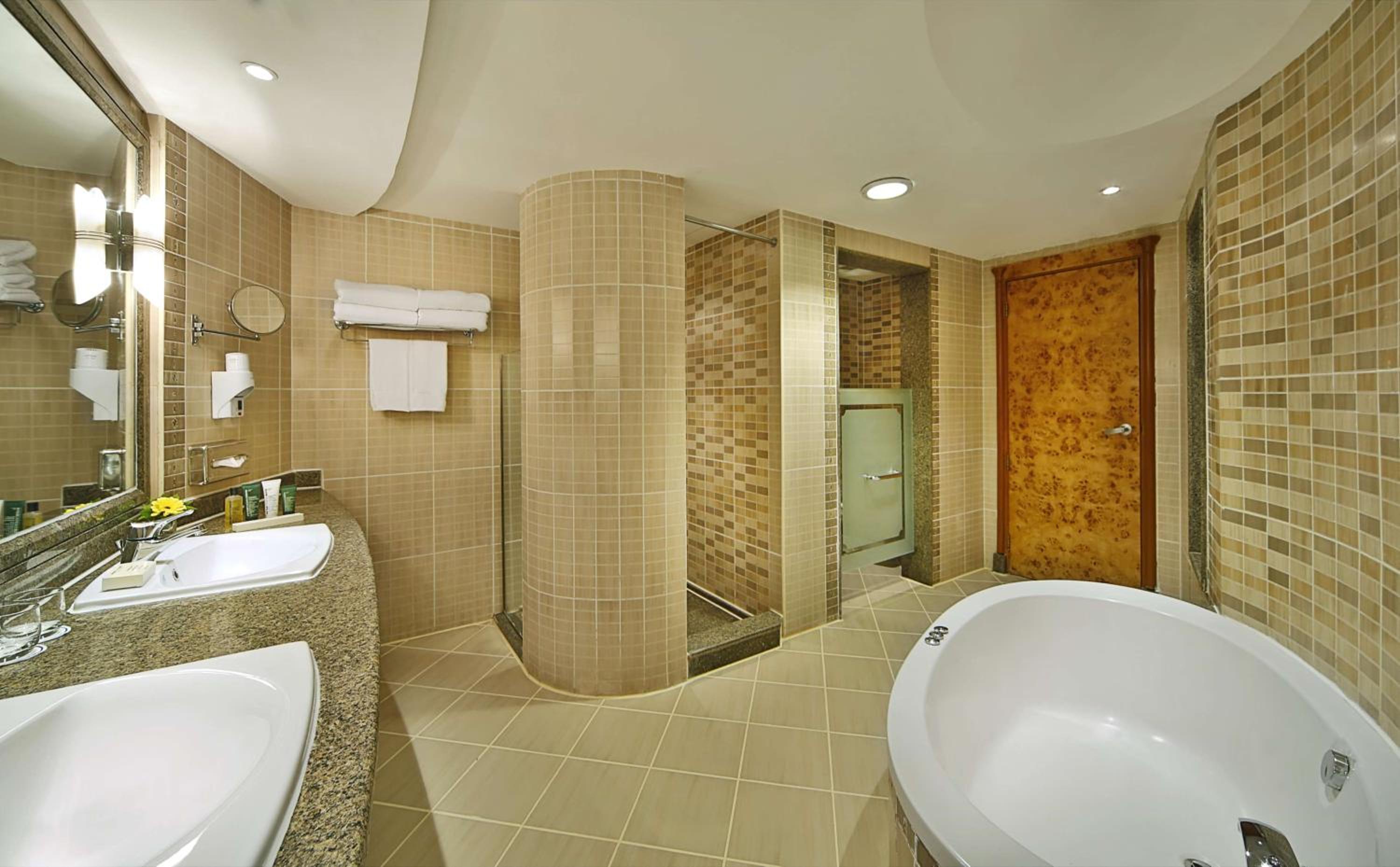 Deluxe King Room with Pool View - Photo 5