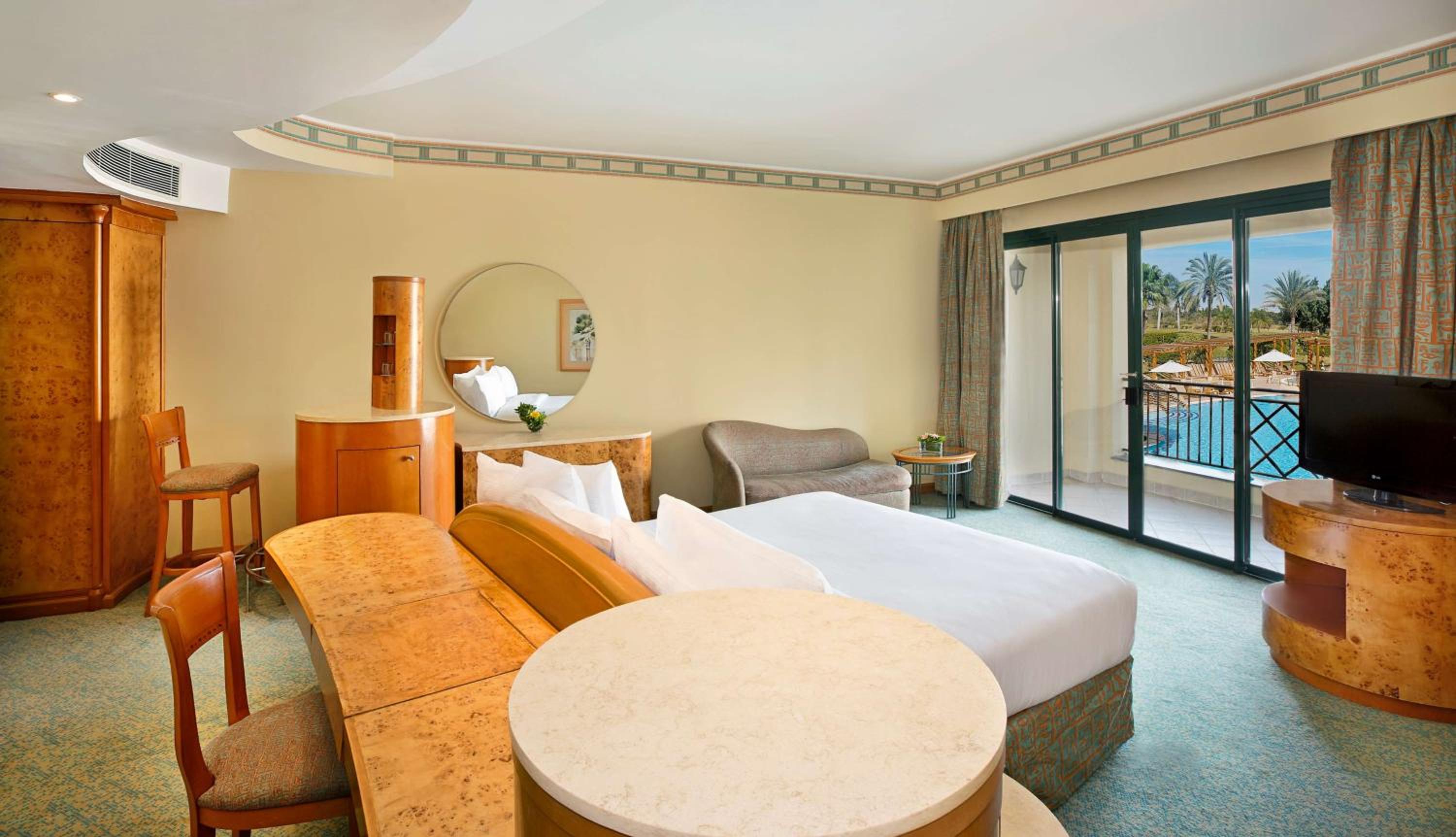 Deluxe King Room with Pool View - Photo 3