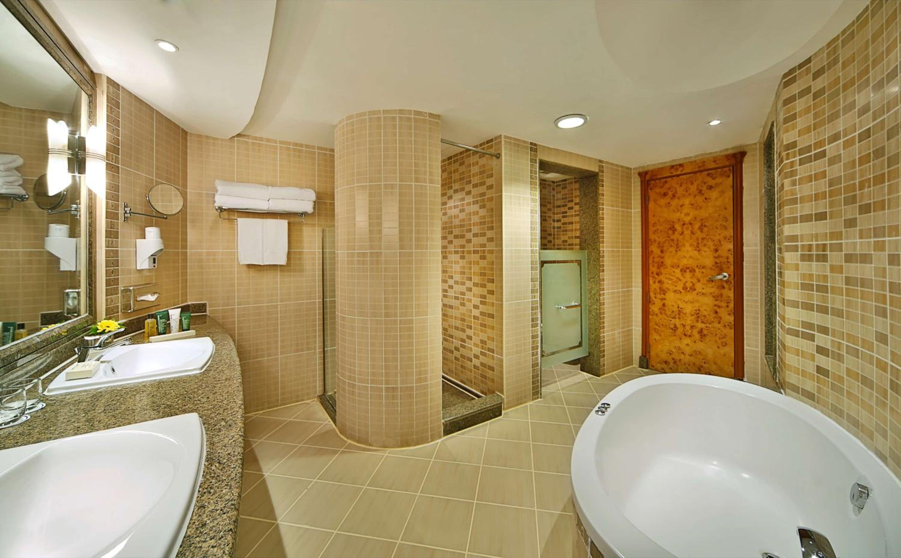 Deluxe King Room with Pool View - Photo 4