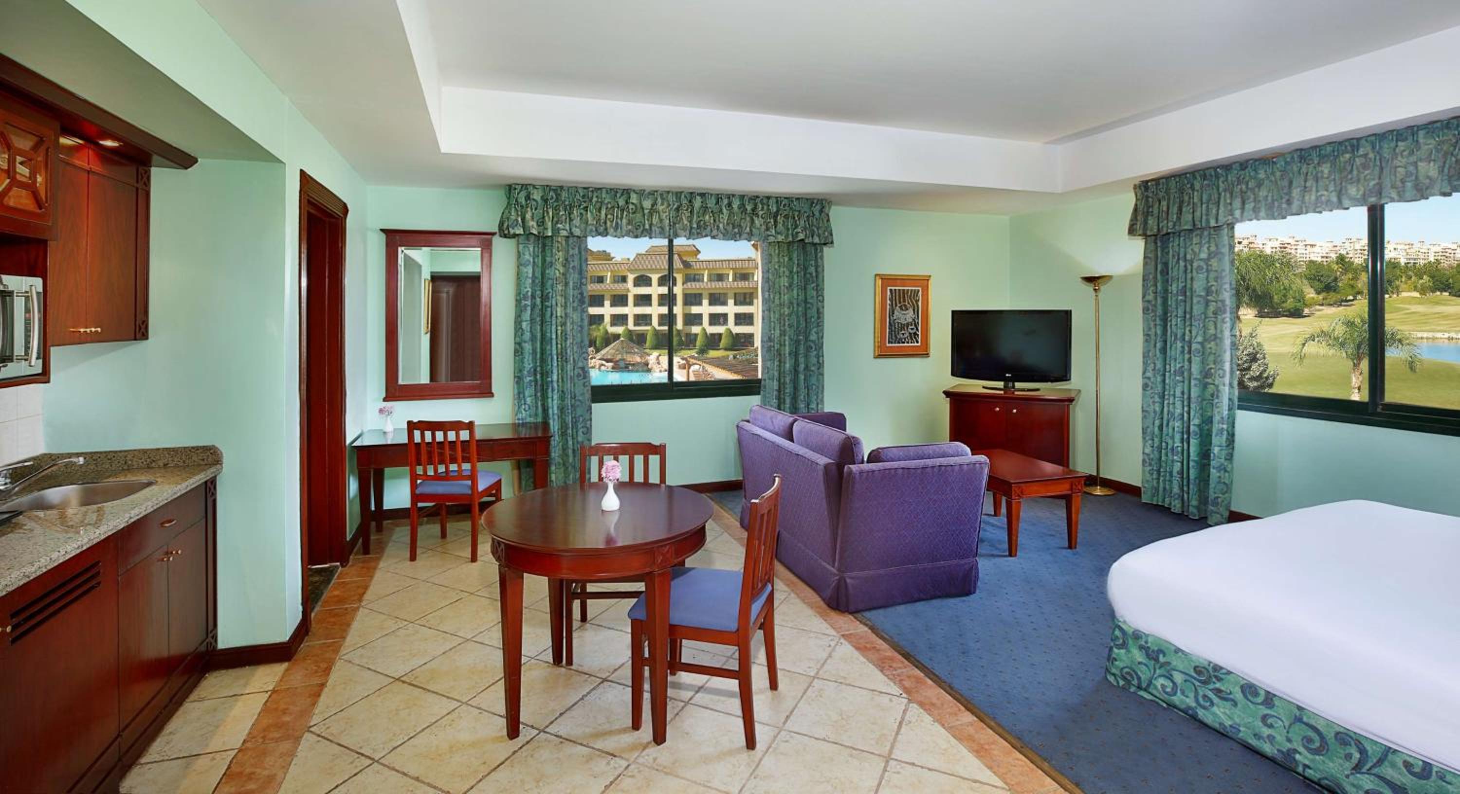 Deluxe King Room with Kitchenette