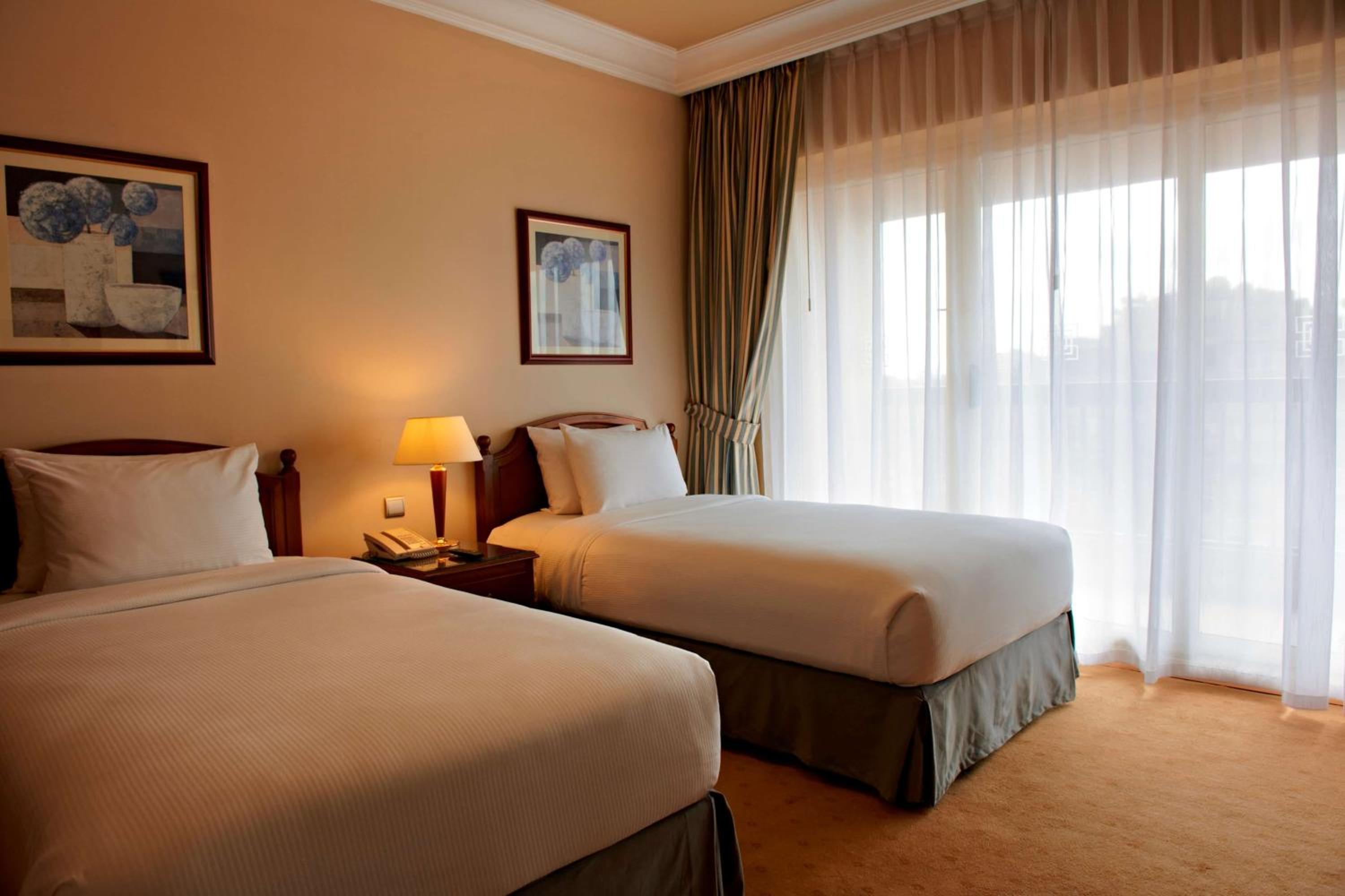 Twin Deluxe Room with Side Nile View thumbnail 5