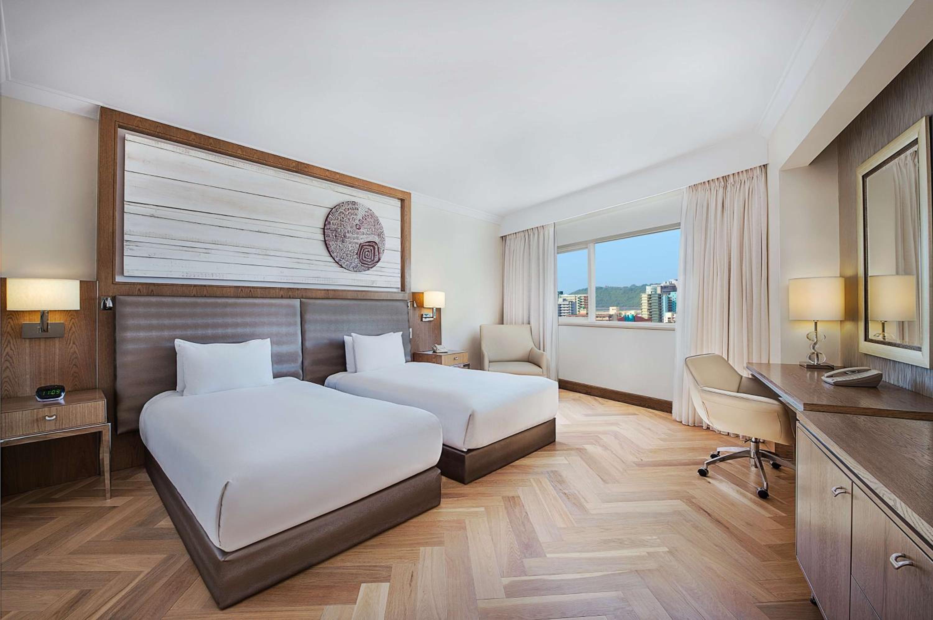 Twin Room - Mobility Access - Photo 4