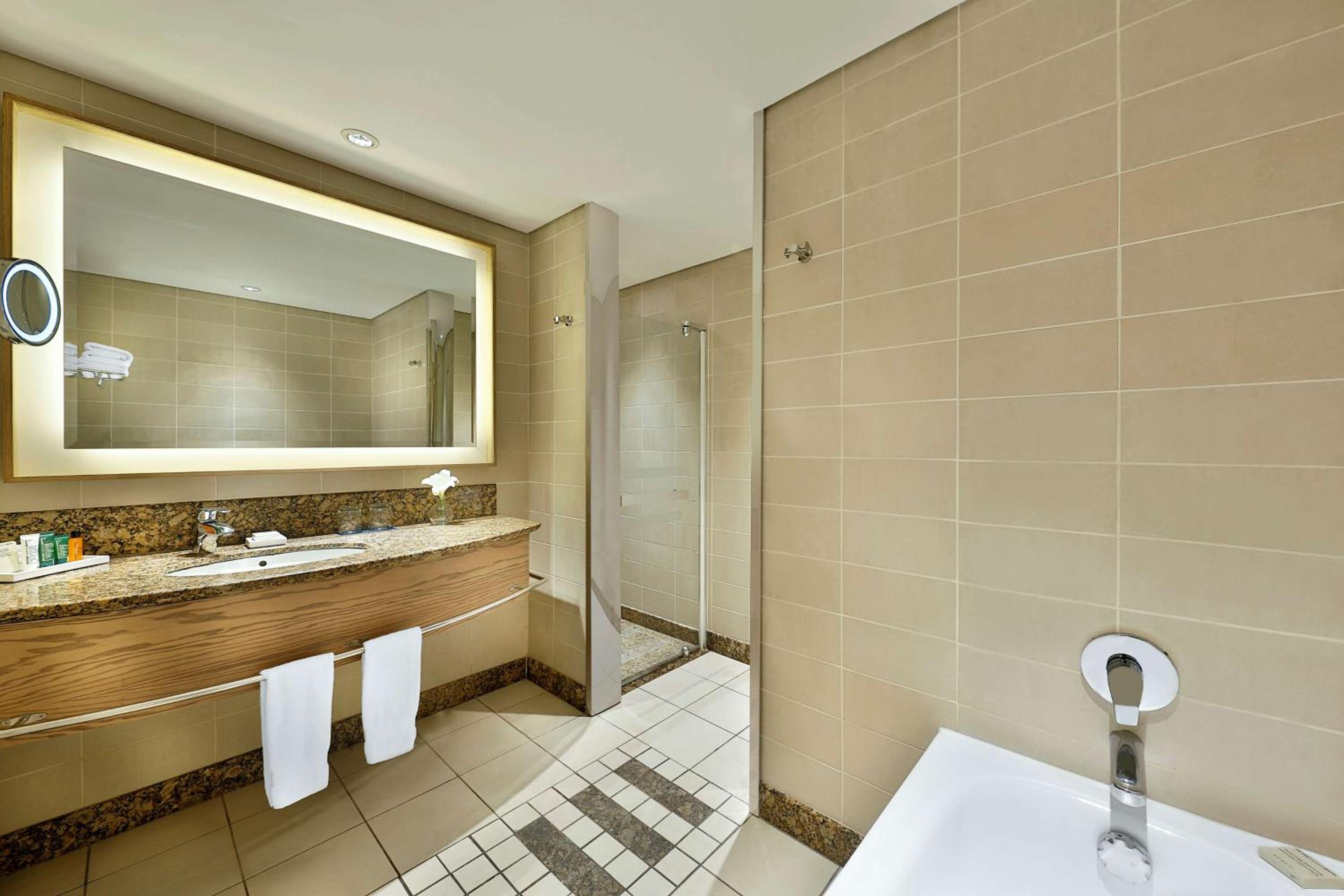 King Guest Room - Photo 5