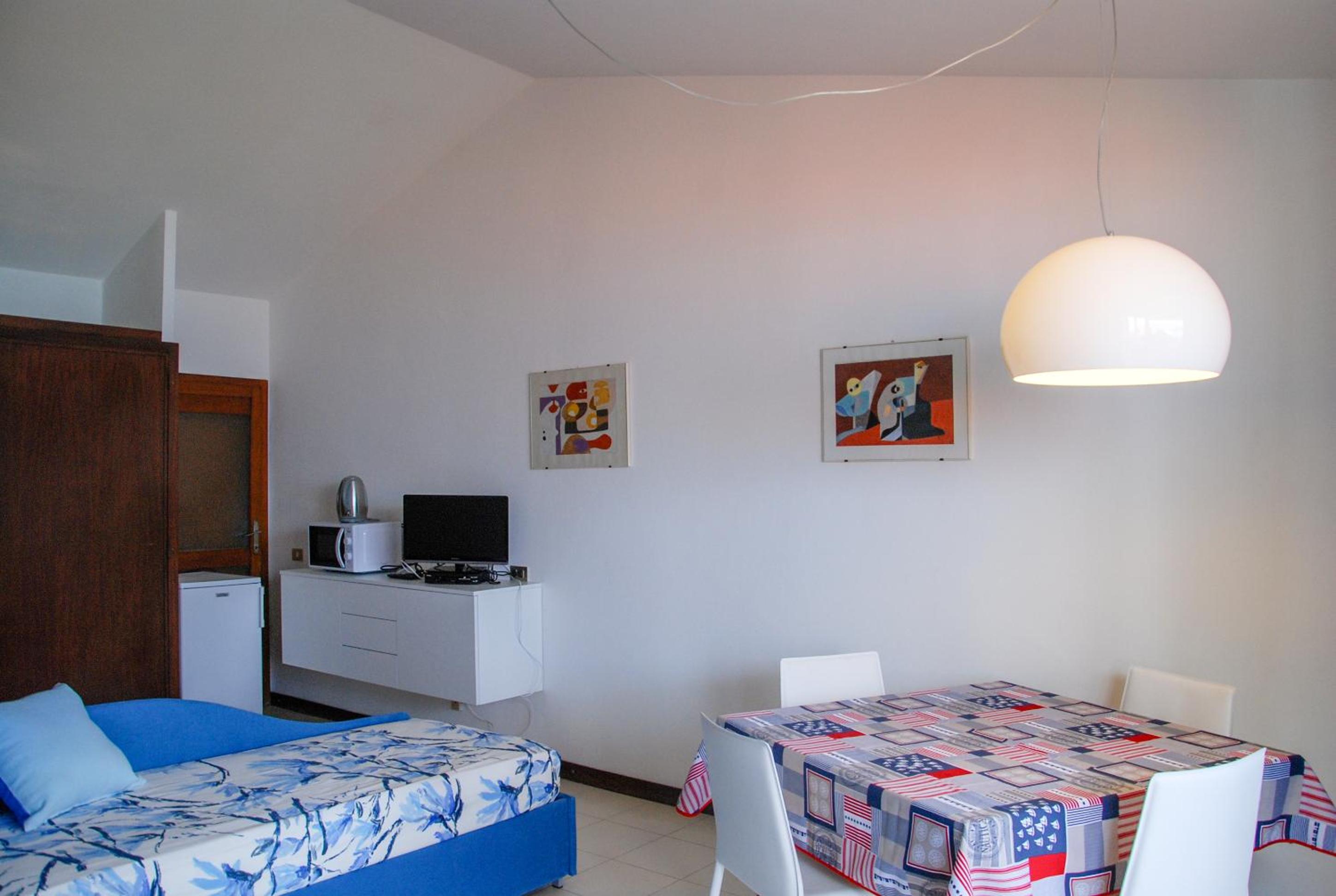 One-Bedroom Apartment photo 1
