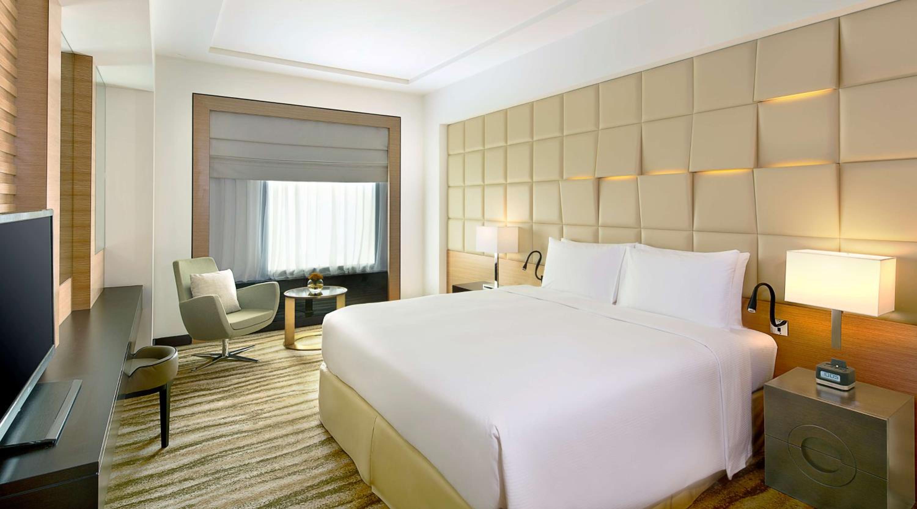 One-Bedroom Corner King Suite