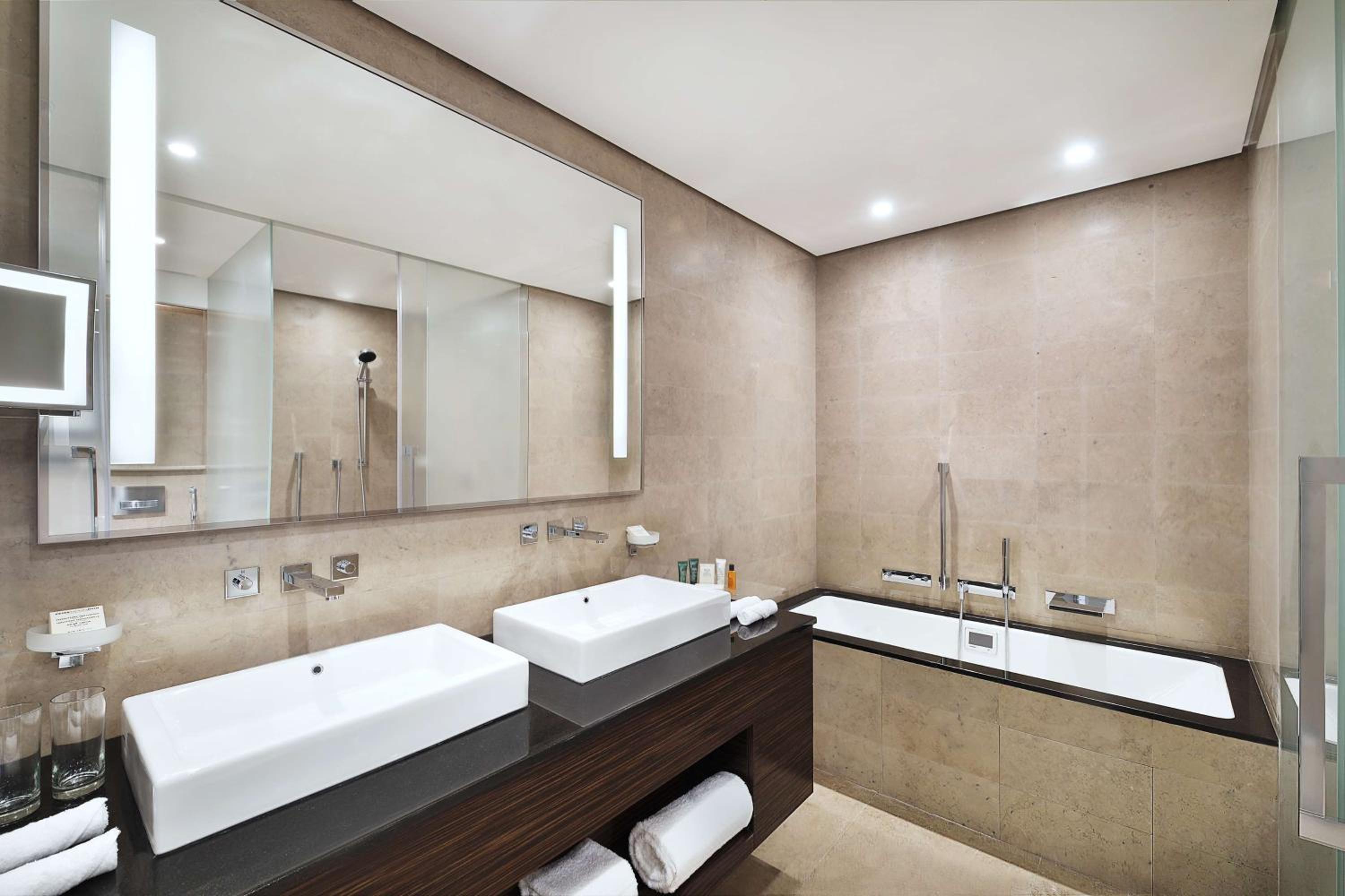 Deluxe One-Bedroom King Suite thumbnail 6