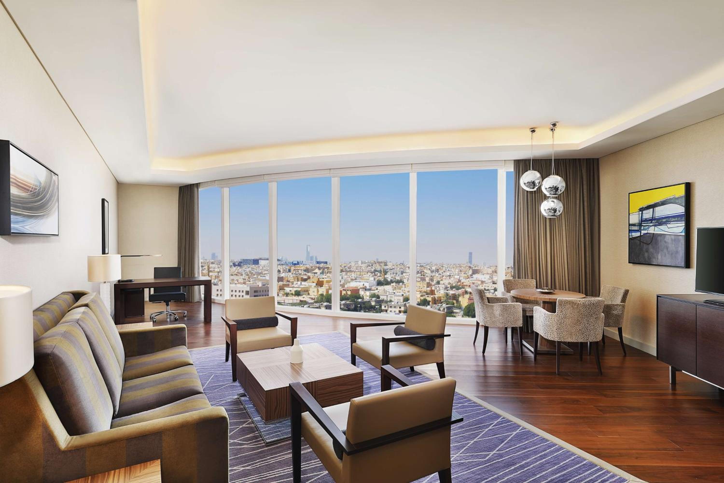 One-Bedroom King Suite - Lounge Access thumbnail 5
