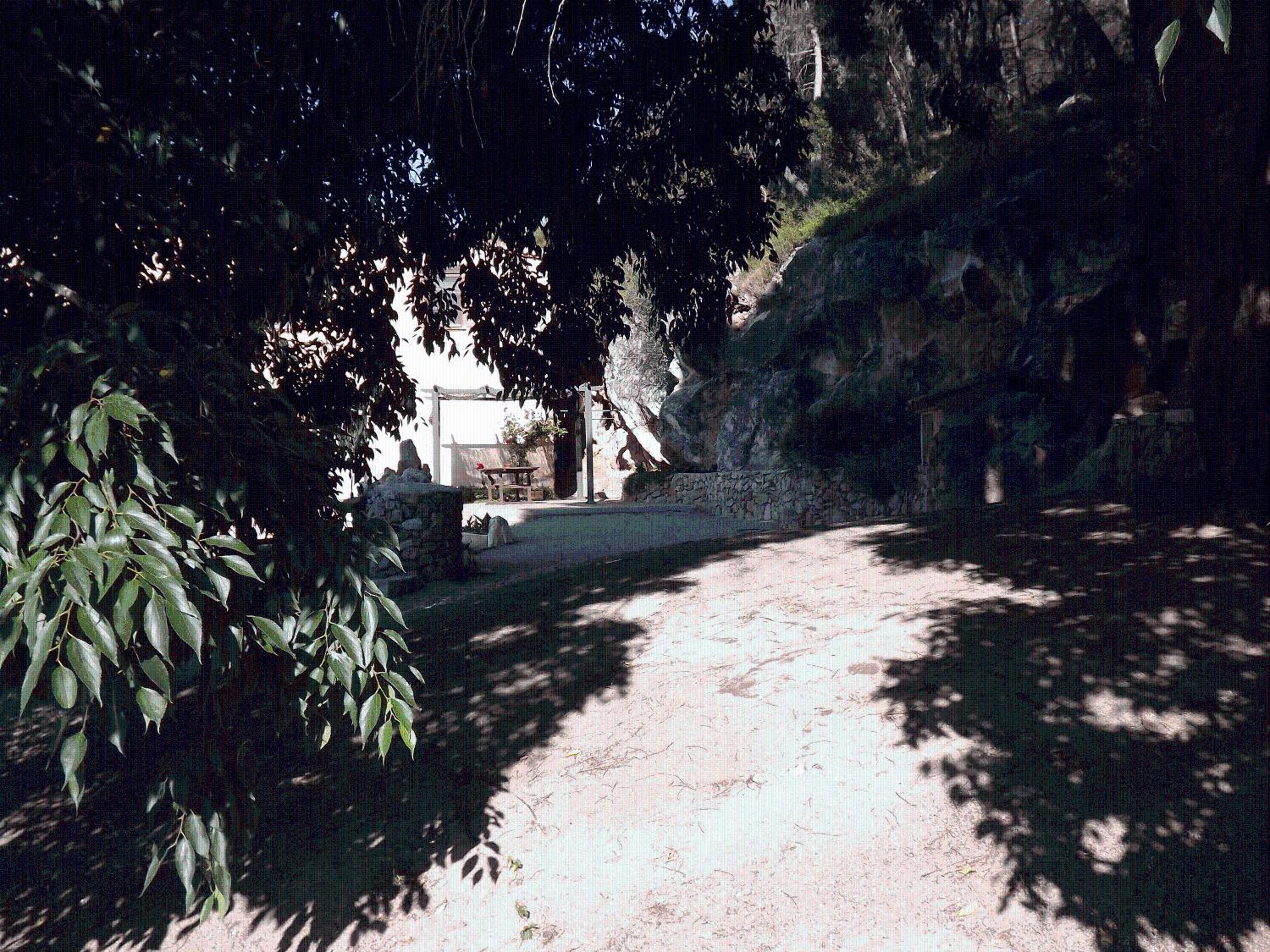 Five-Bedroom House photo 3