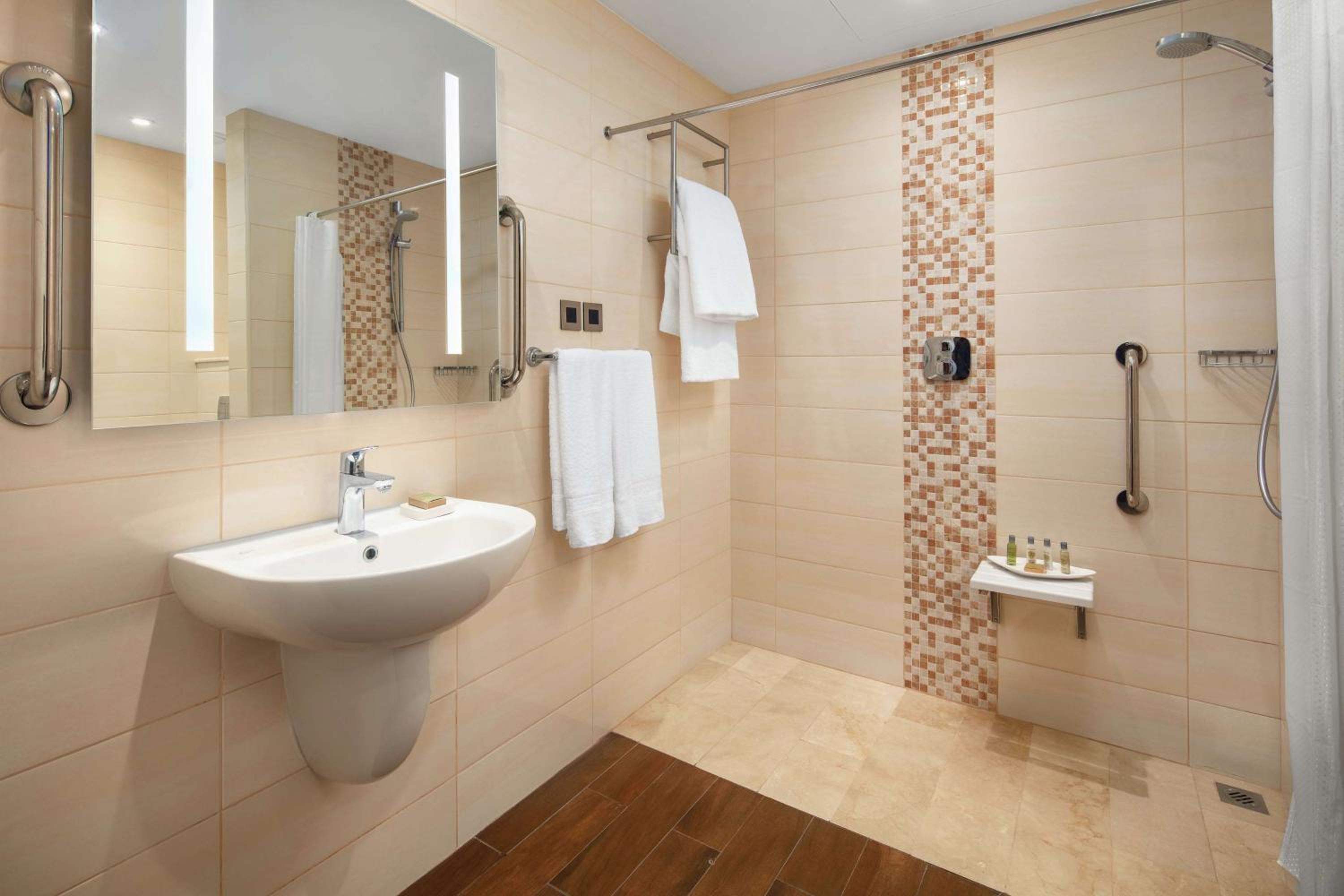 King Room - Mobility Accessible  - Photo 2