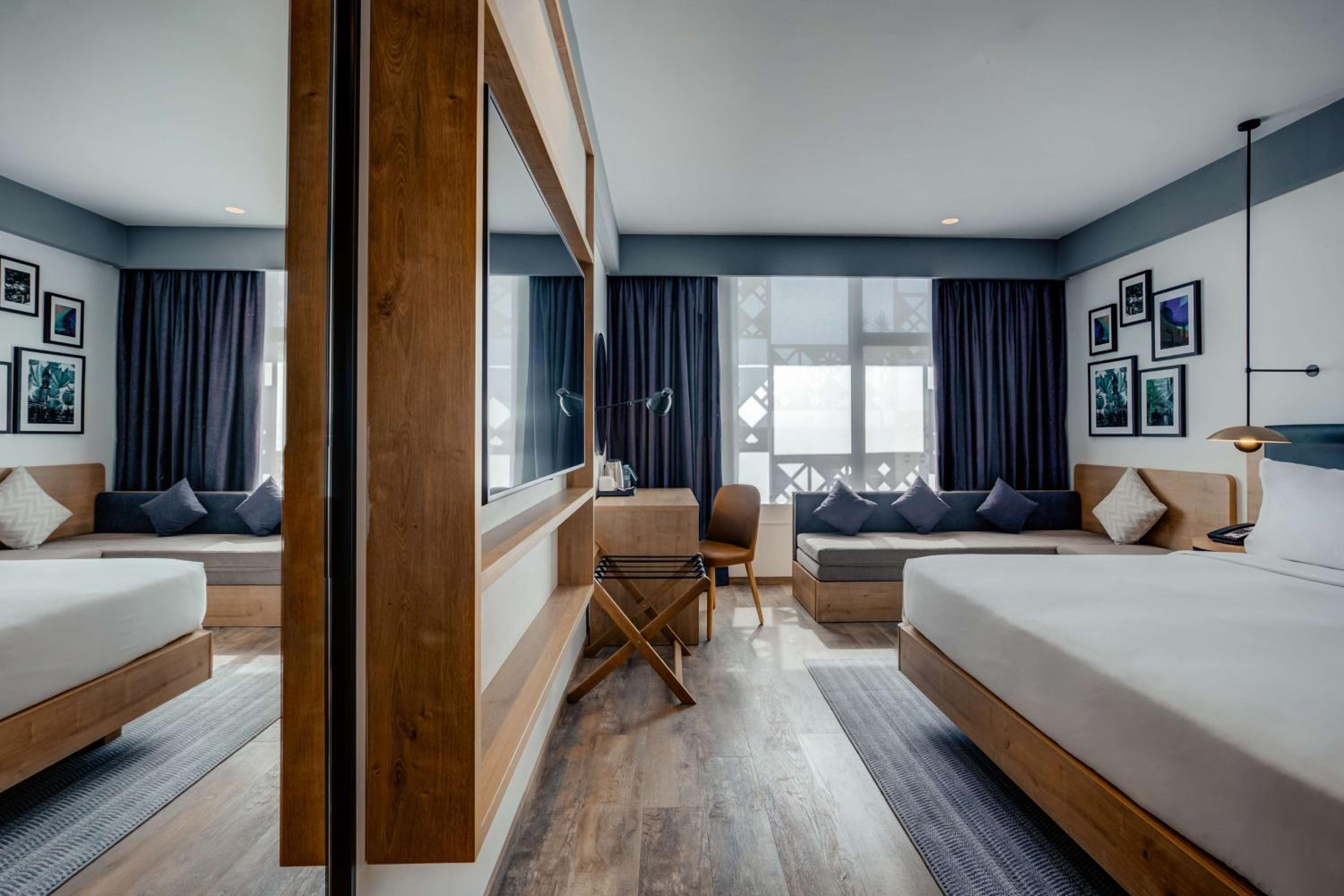 King Room - Mobility Accessible  - Photo 2